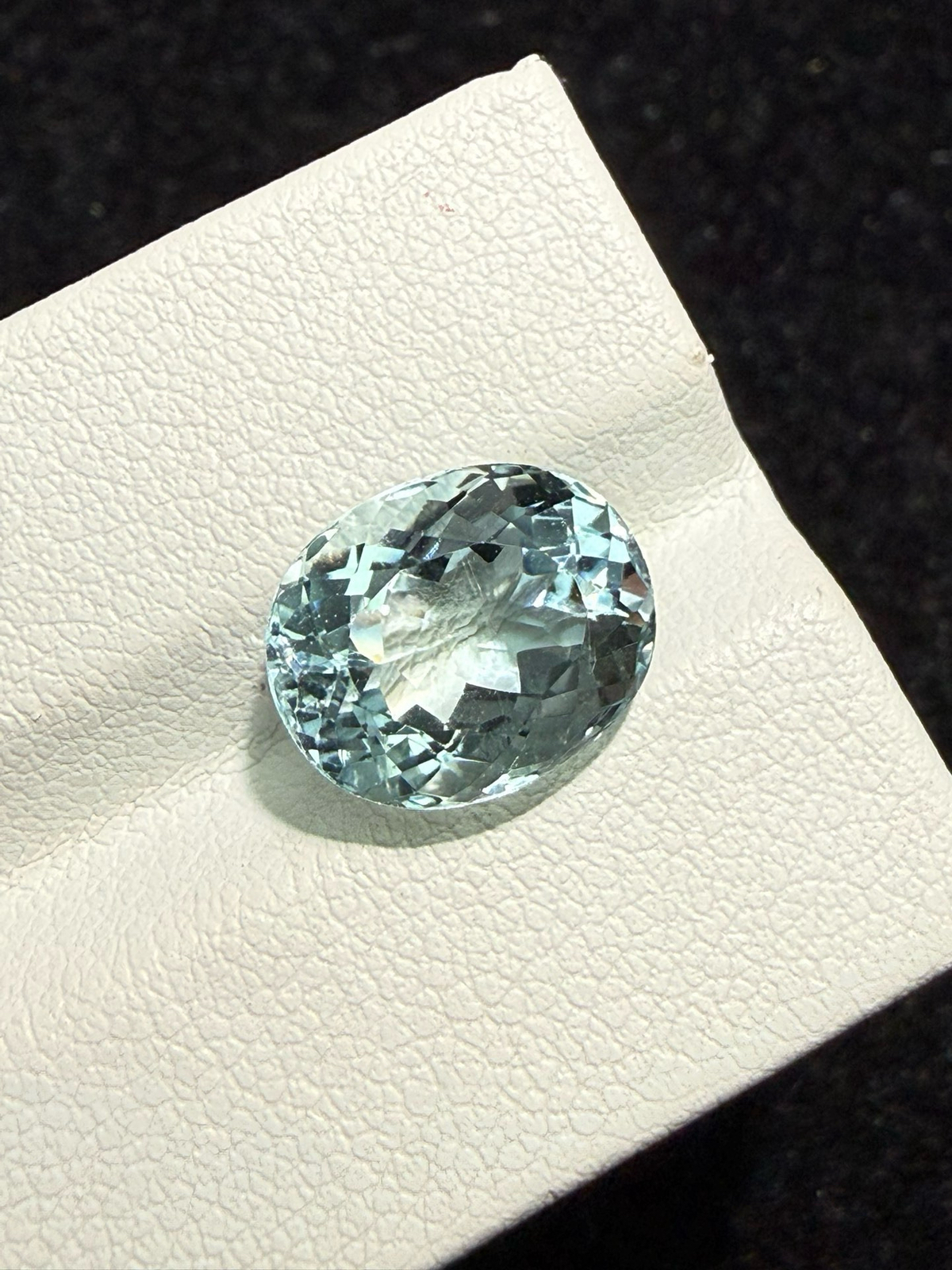 4.565克拉天然海蓝宝戒面裸石，颜色超美，火彩超好，尺寸：11.3*9.3*6.9mm