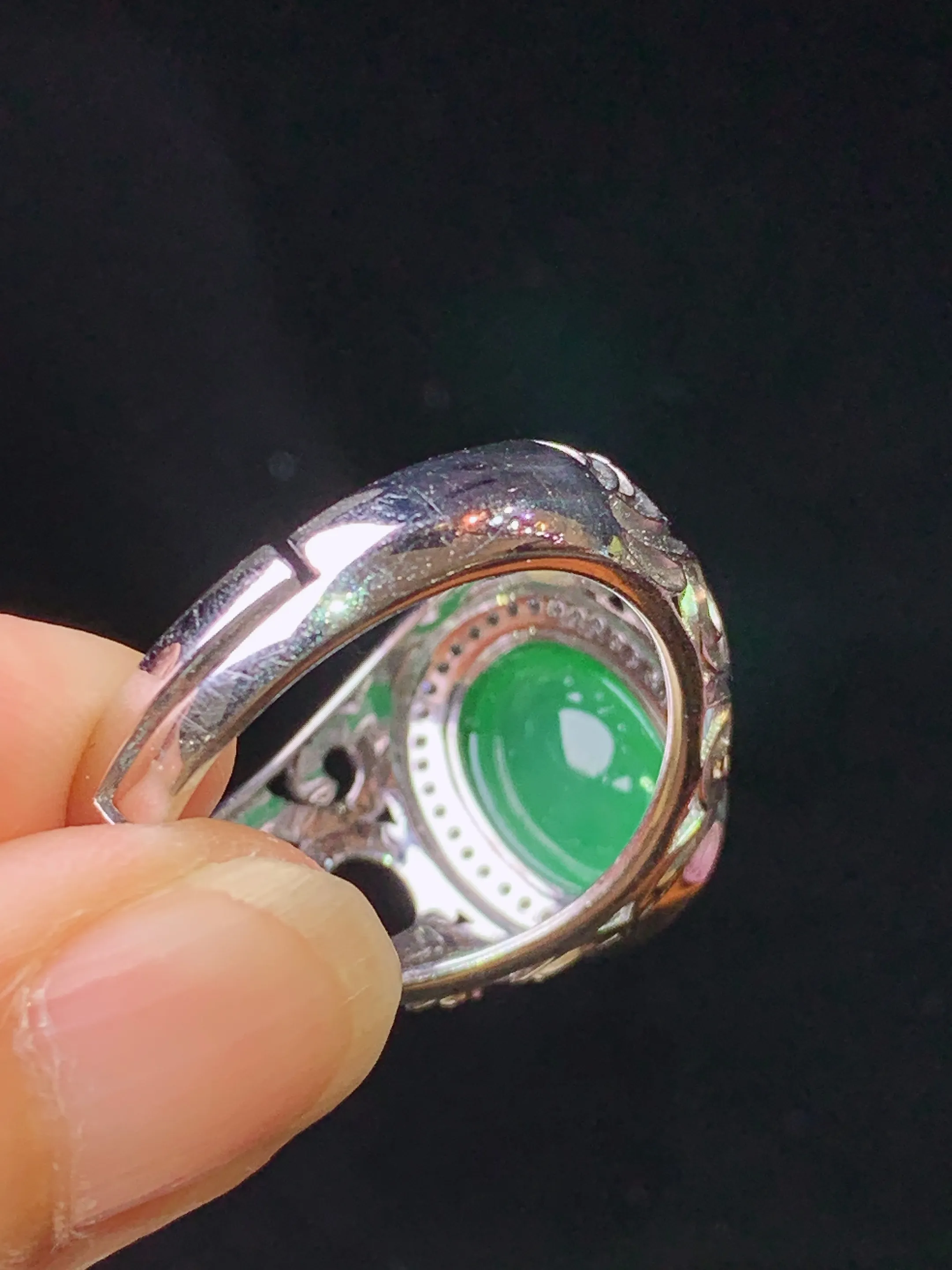 18k金钻镶嵌满绿蛋面戒指 玉质细腻 色泽艳丽清新 水润亮眼 圈口21.5 整体尺寸16*13*10