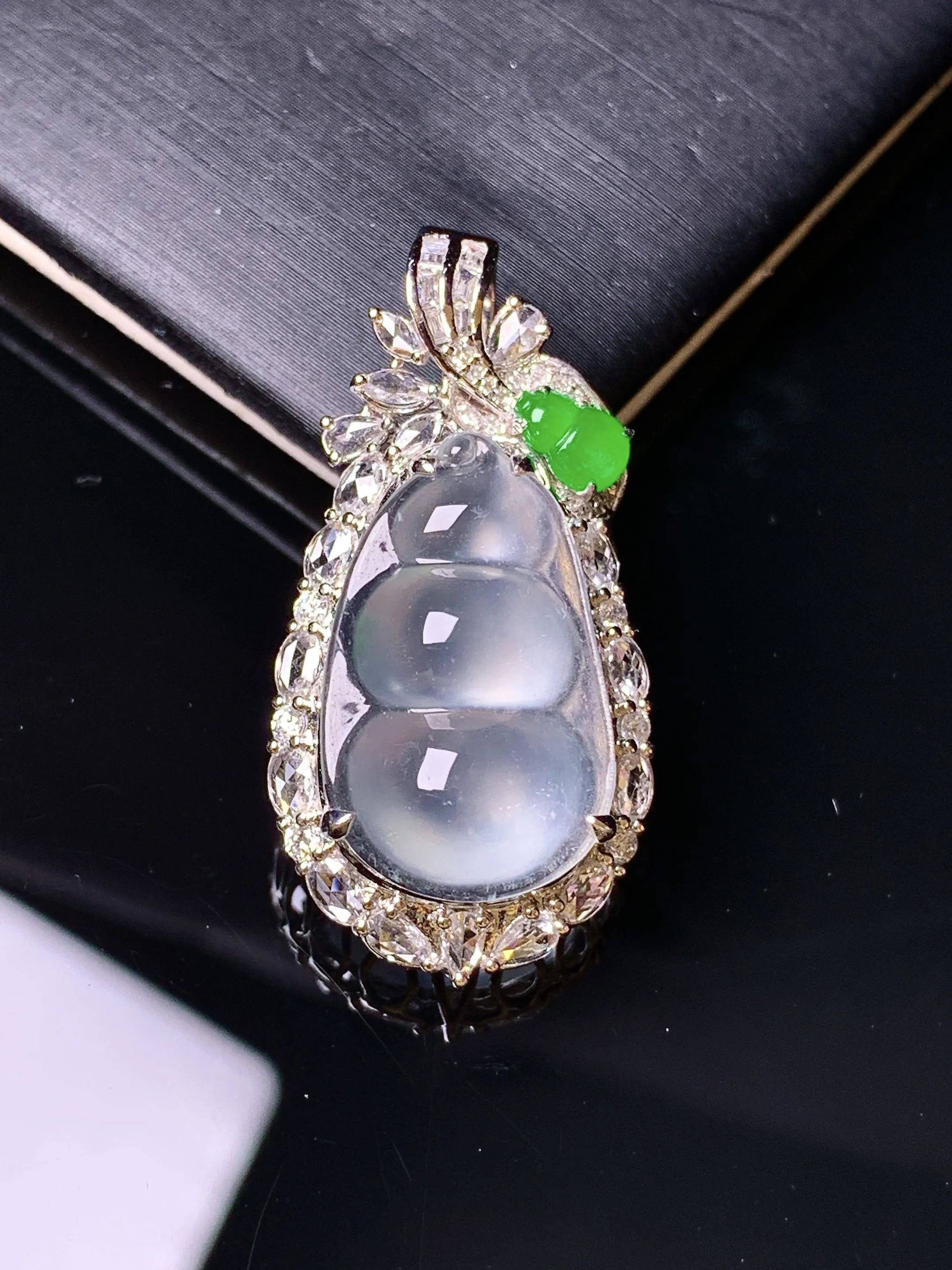 18k金钻镶嵌玻璃种四季豆吊坠 玉质细腻清新 水润亮眼 整体尺寸33.2*16.6*11