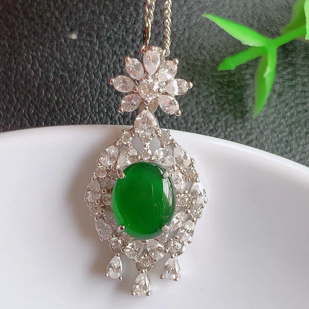 冰润满绿蛋面吊坠  玉质细润，翠绿色  沁人心脾 ，高档大气，镶嵌效果倍增，W815.2  整体尺寸：33-15.5-6.8mm  裸石尺寸：9.6-7.8