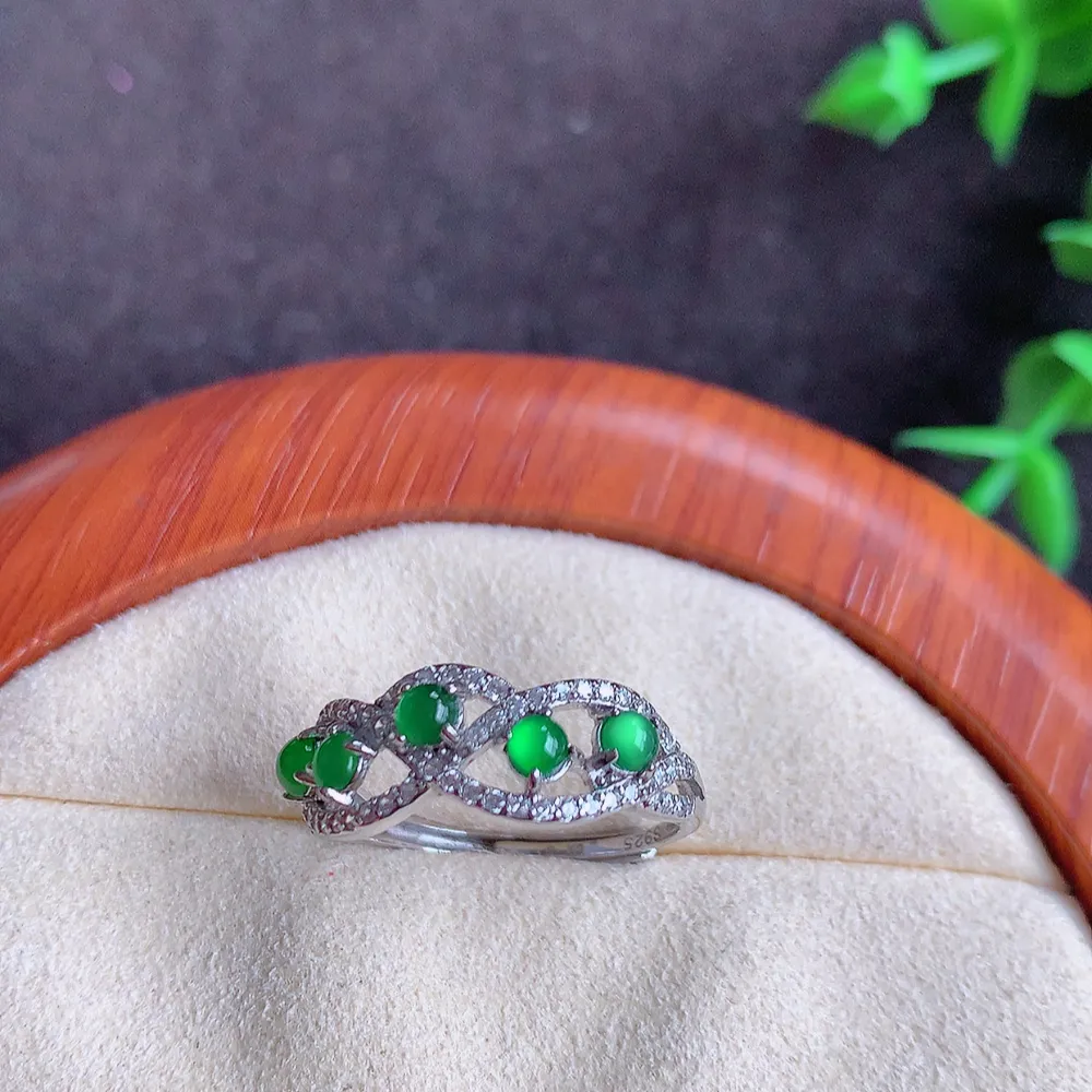 冰润满绿精美环形翡翠戒指  玉质细腻  冰清玉润  飘花灵动  颜色漂亮  W481.2 内径尺寸：17.5mm  裸石尺寸：3mm