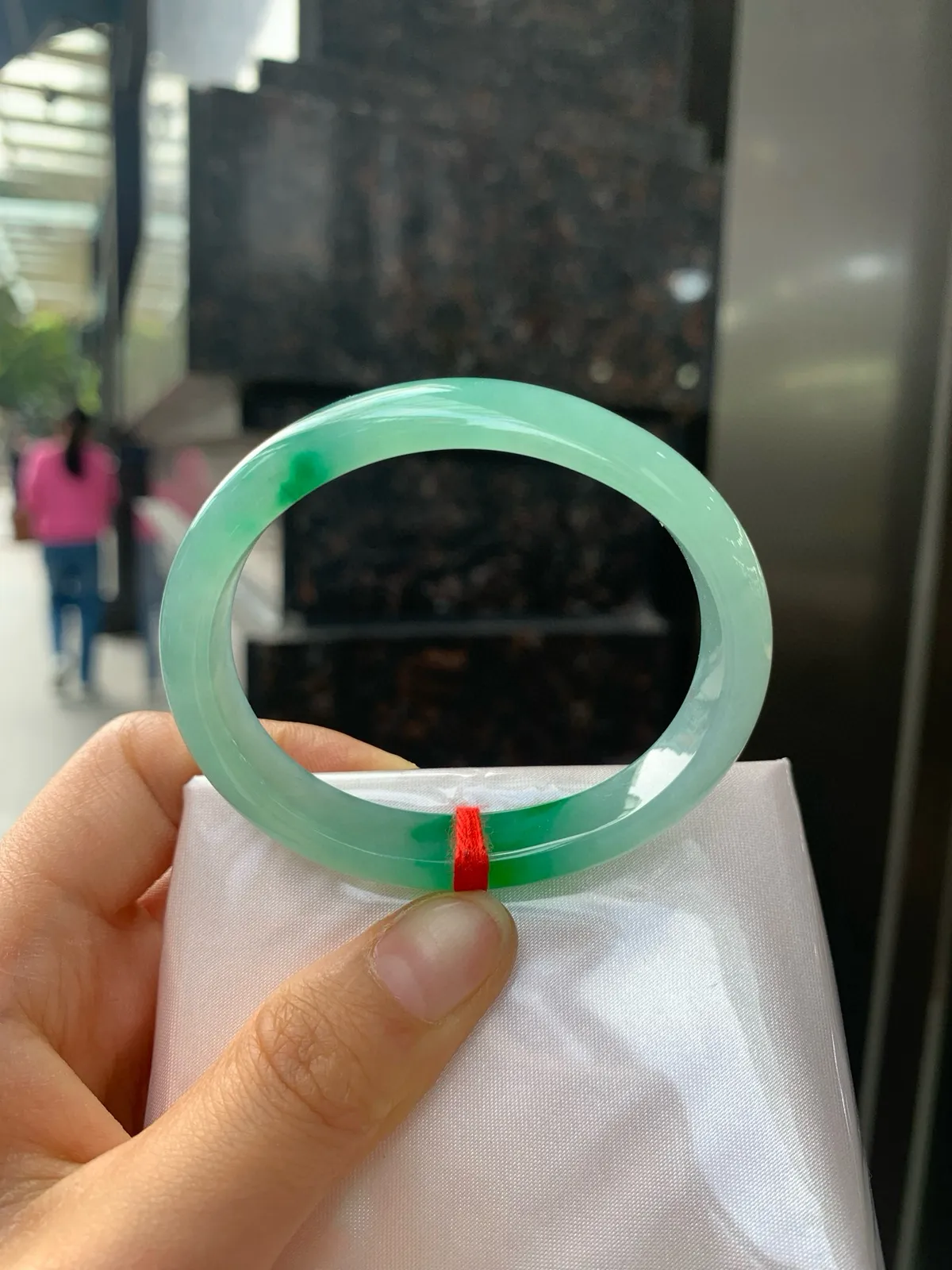 冰阳绿贵妃
52.3+44-10.7-6.3
打灯多处细根包容，底妆冰润细腻，两抹辣阳绿花两两相望，浓辣欲滴，娇艳吸睛，上手贵气迷人