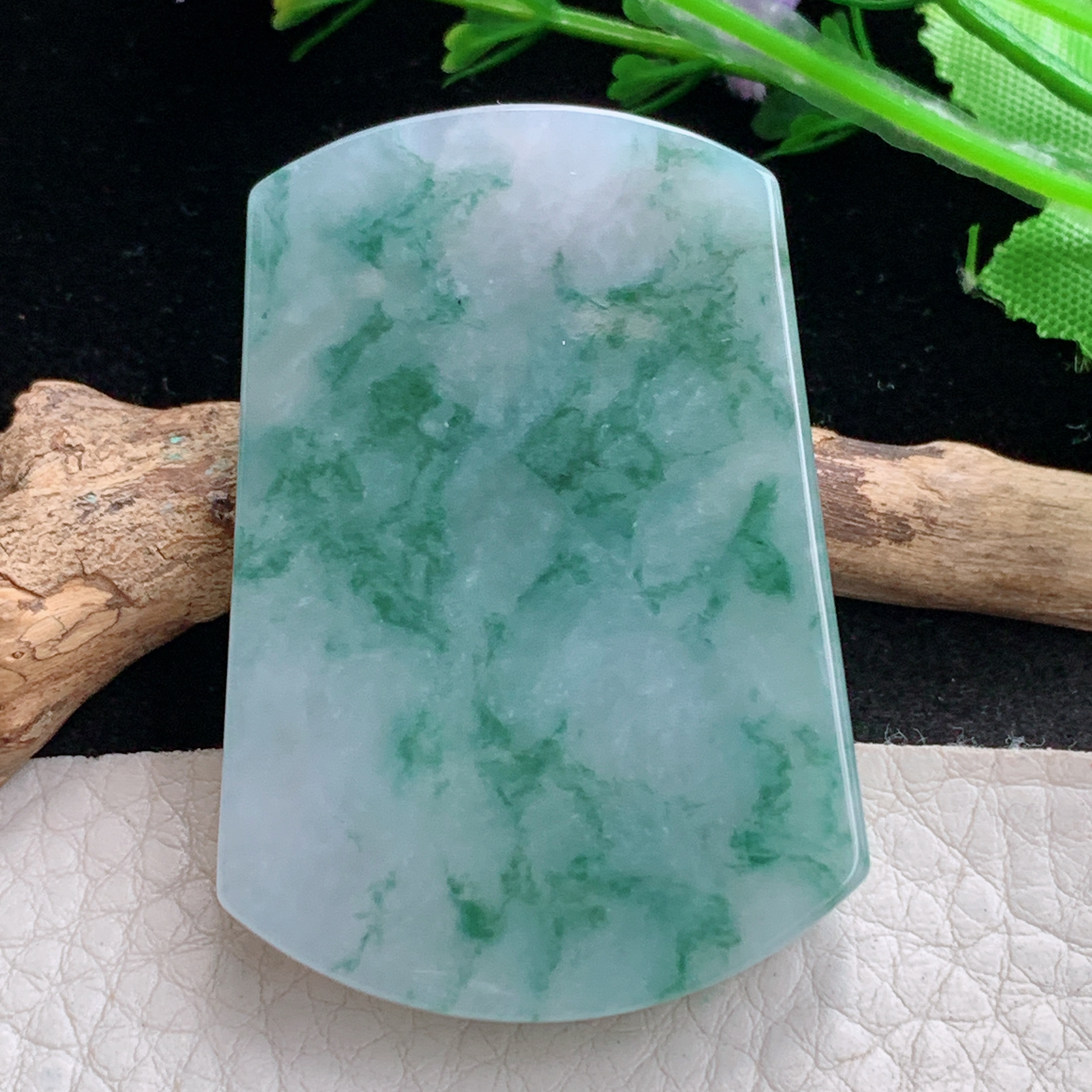 ktj自然光51*35.2*6.5天然缅甸翡翠飘花平安无事牌吊坠