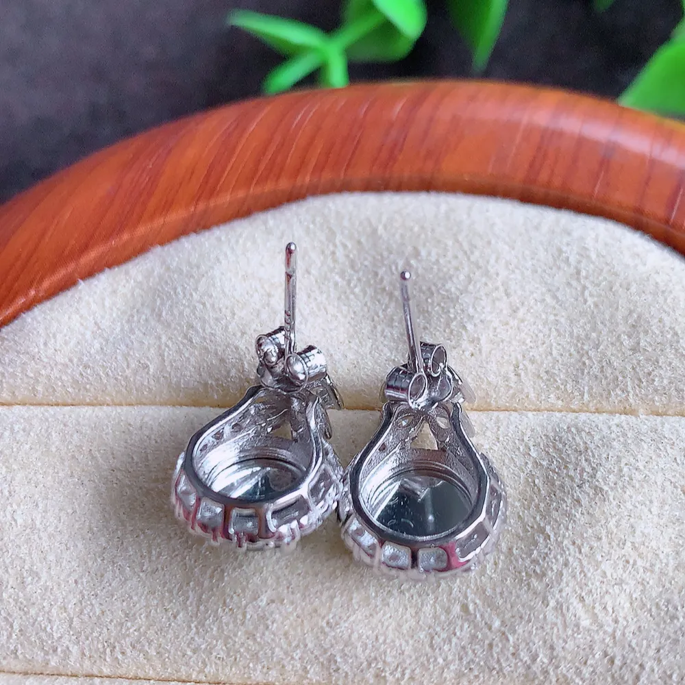 冰透满绿翡翠耳坠，自然光实拍，翠色灵动，颜色漂亮，种老水足，品相佳，佩戴佳品！W815.2  取一尺寸：15.3-10.5-5.5mm  裸石尺寸：7.5mm