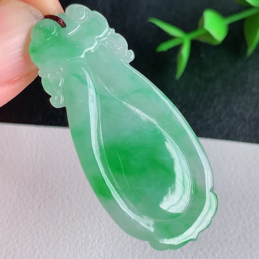 冰润飘绿福贝翡翠吊坠，寓意“辈辈有福，财源广进”水足莹润。通体清新通透，佩戴效果优雅迷人，W140.2  尺寸：46.8-21-4.1mm