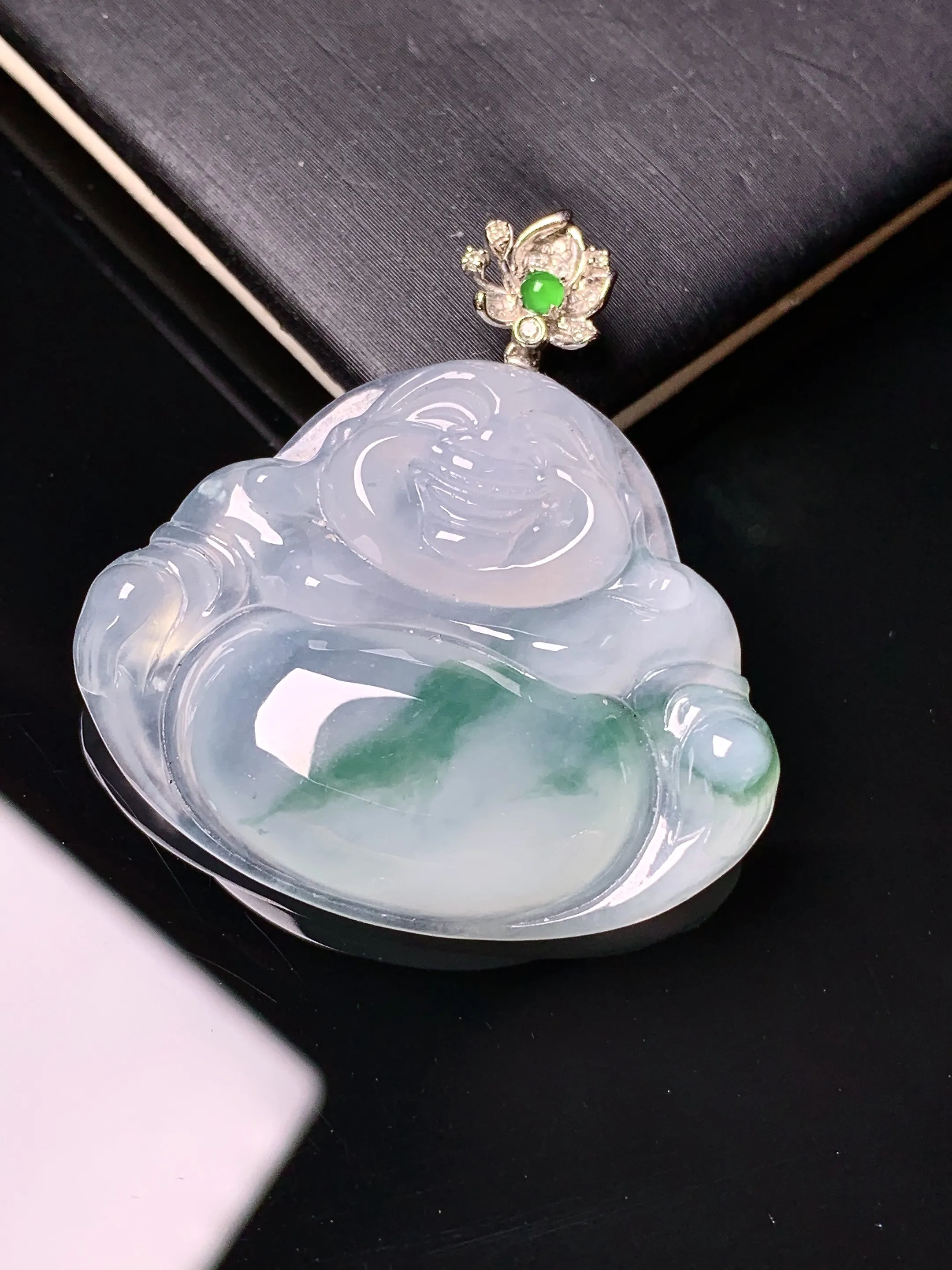 18k金钻镶嵌飘绿佛公吊坠 玉质细腻清新 水润亮眼 整体尺寸35.3*33.5*6.5