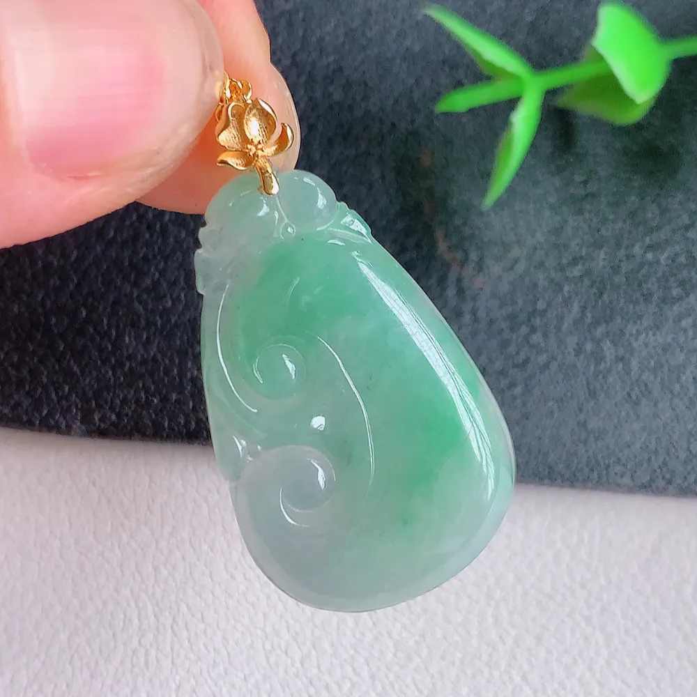 18k金扣冰润飘花吉祥如意翡翠吊坠  寓意“万事如意，吉祥如意,福寿绵长 心想事成”饱满大气，通透水润  W141.2  尺寸：29-18.5-3.8mm