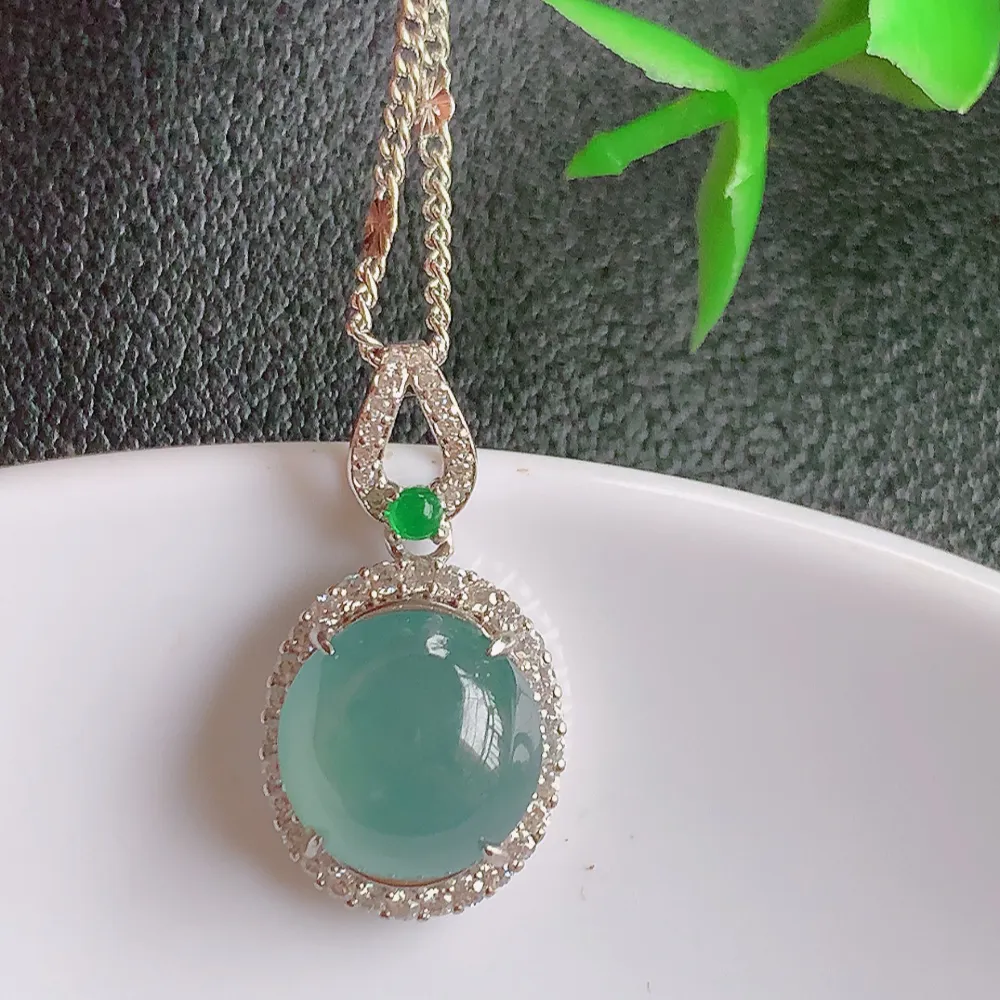 冰润晴水蛋面吊坠  玉质细润，翠绿色  沁人心脾 ，高档大气，镶嵌效果倍增，W815.2  整体尺寸：22-11.8-7.2mm  裸石尺寸：10mm