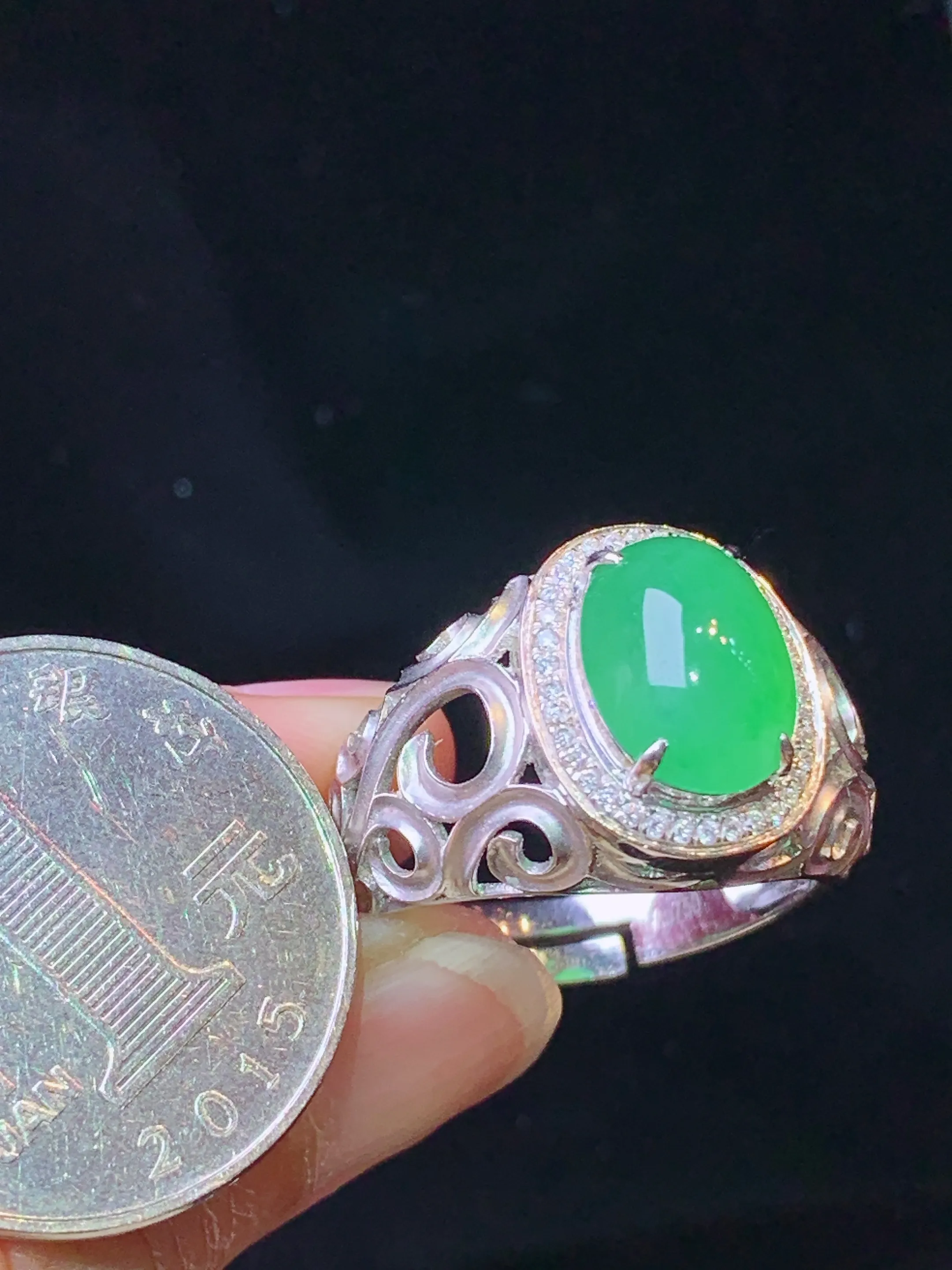 18k金钻镶嵌满绿蛋面戒指 玉质细腻 色泽艳丽清新 水润亮眼 圈口21.5 整体尺寸16*13*10