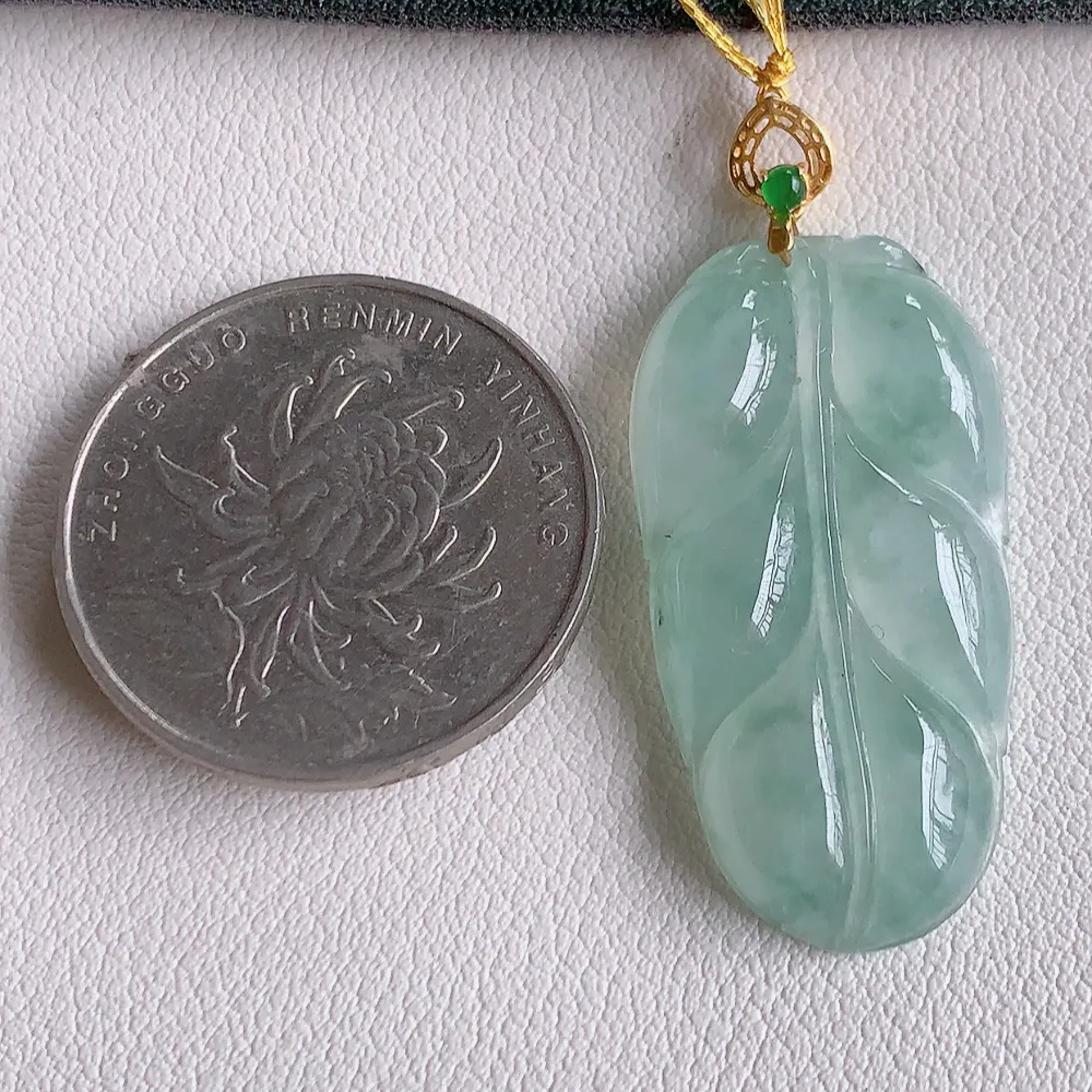 18k金扣冰润金枝玉叶翡翠吊坠  老种起胶感  寓意“金枝玉叶，大业有成，一夜成名”  饱满大气，水润通透。W400.2   尺寸：32.5-16.8-5.6mm
