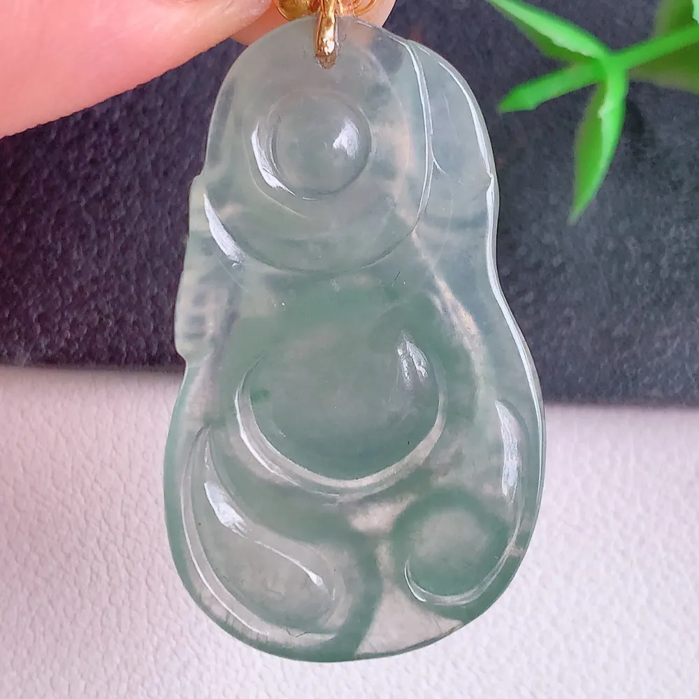 18k金扣冰润布袋佛挂件 玉质细腻  精雕弥勒佛，笑佛福耳垂肩，面相喜庆，开怀大笑，憨态可掬。惟妙惟肖，寓意福禄双全，吉祥美满，笑口常开 W400.2  尺寸：34.8-21-5.8mm