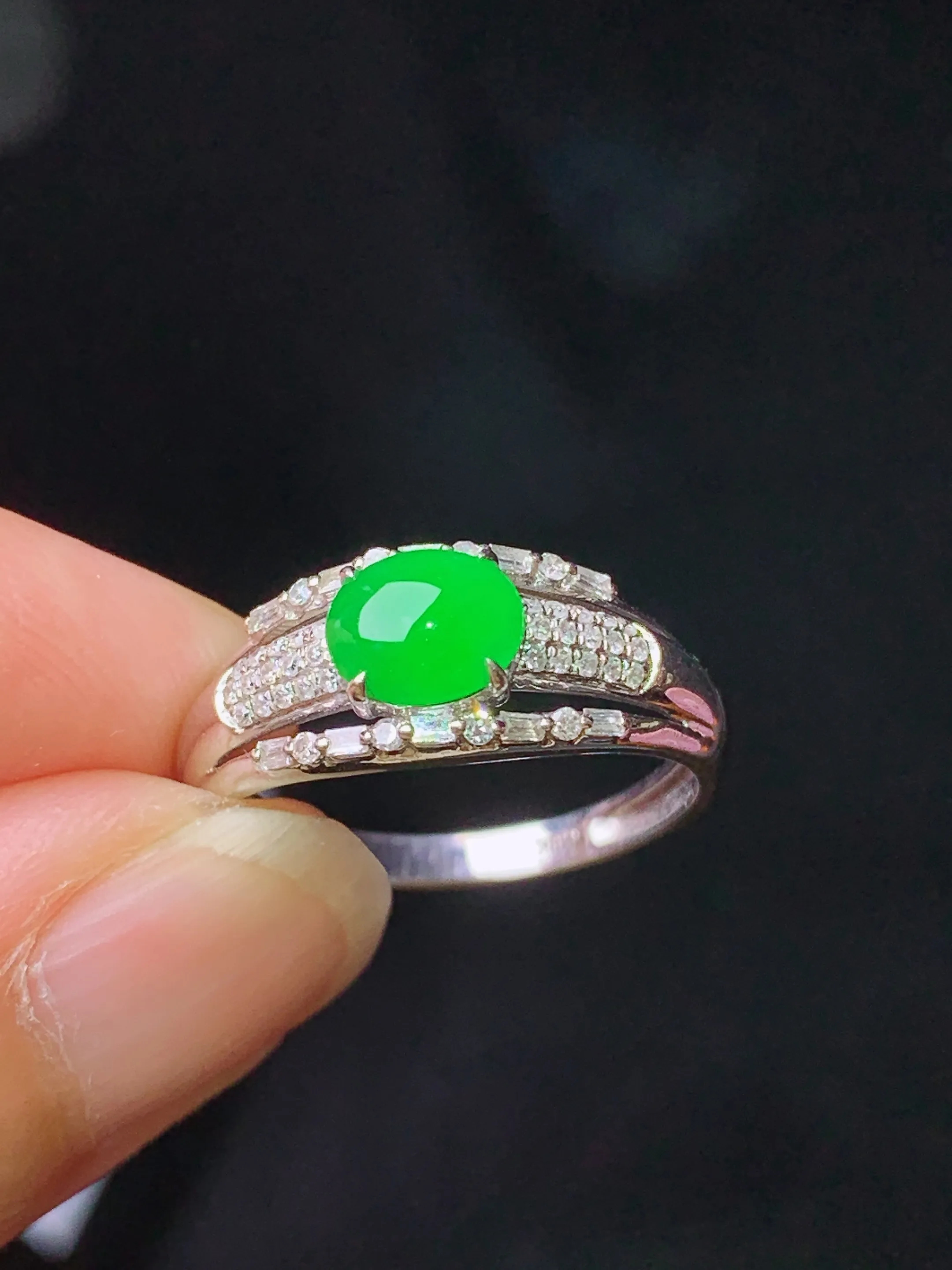 18k金钻镶嵌满绿蛋面戒指 玉质细腻清新 水润亮眼 圈口13.5 裸石尺寸5.5*6.3*2.3