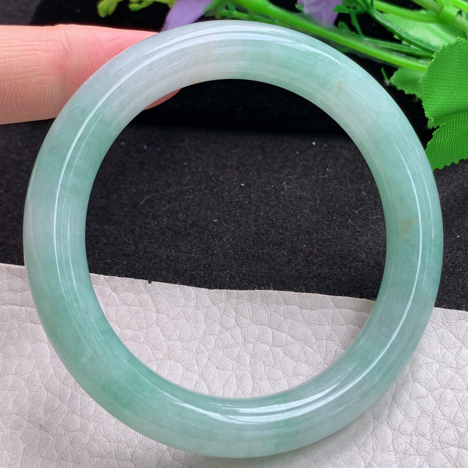 xx清新款57*10.5美人镯 天然缅甸翡翠A货细润飘绿圆条玉手环