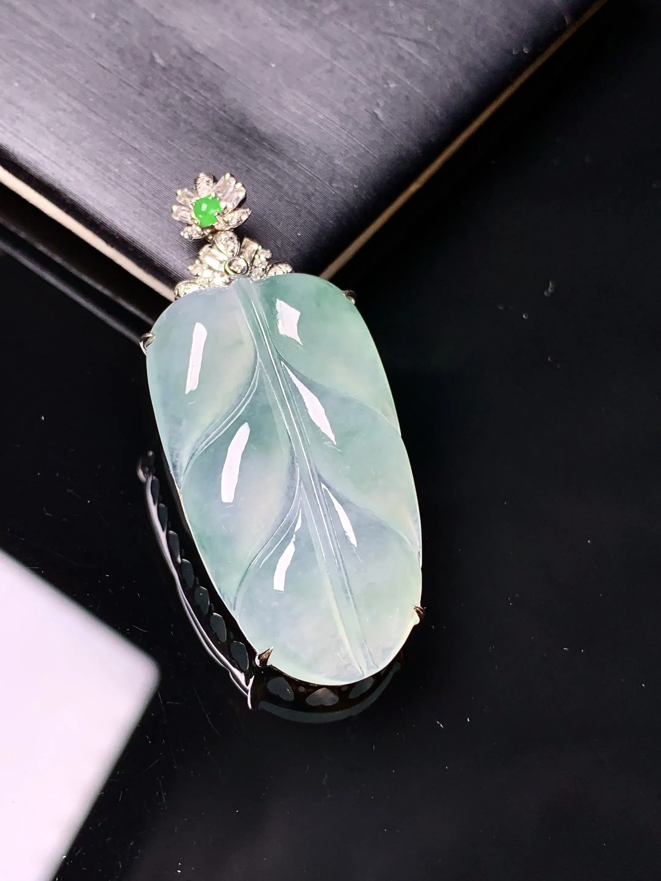 18k金钻镶嵌冰种树叶吊坠 玉质细腻清新 水润亮眼 整体尺寸41*17.5*7