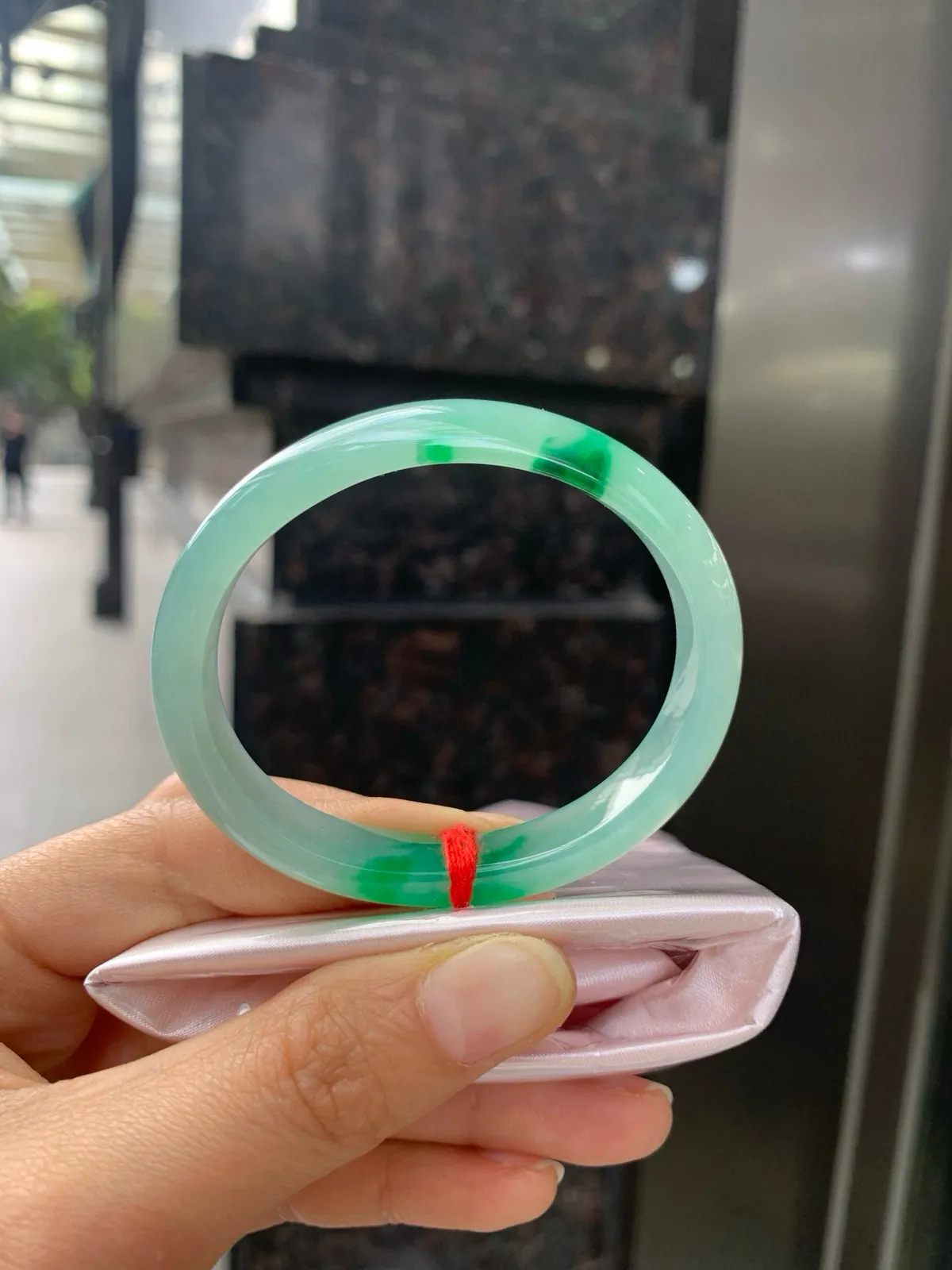 冰阳绿贵妃
52.3+44-10.7-6.3
打灯多处细根包容，底妆冰润细腻，两抹辣阳绿花两两相望，浓辣欲滴，娇艳吸睛，上手贵气迷人