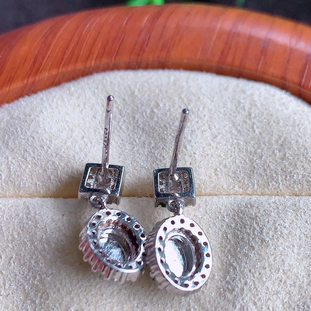 冰透满绿翡翠耳坠，自然光实拍，翠色灵动，颜色漂亮，种老水足，品相佳，佩戴佳品！W815.2  取一尺寸：15-7.5-4.6mm  裸石尺寸：5.6-5mm