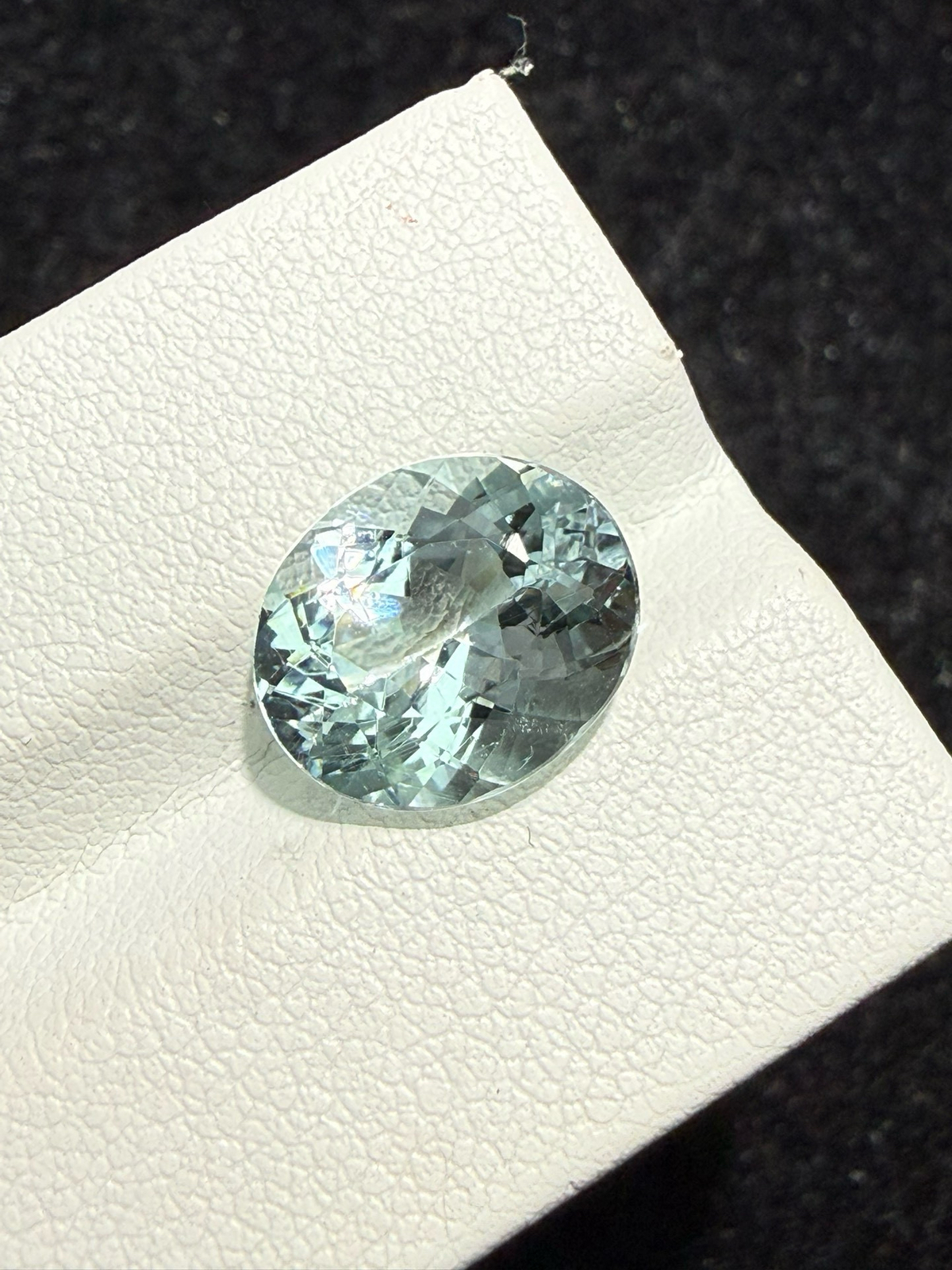 4.1克拉天然海蓝宝戒面裸石，颜色超美，火彩超好，尺寸：11.8*9.8*6.6mm