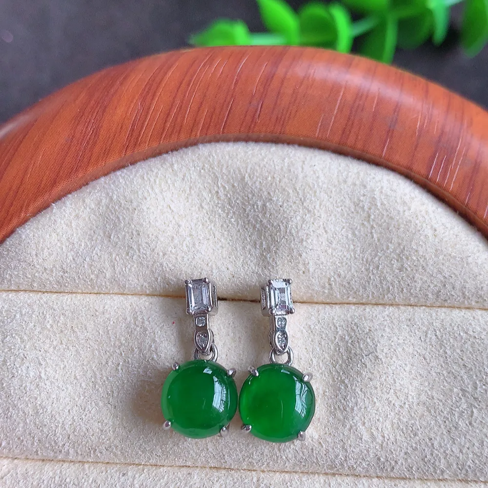冰透满绿翡翠耳坠，自然光实拍，翠色灵动，颜色漂亮，种老水足，品相佳，佩戴佳品！W481.2  取一尺