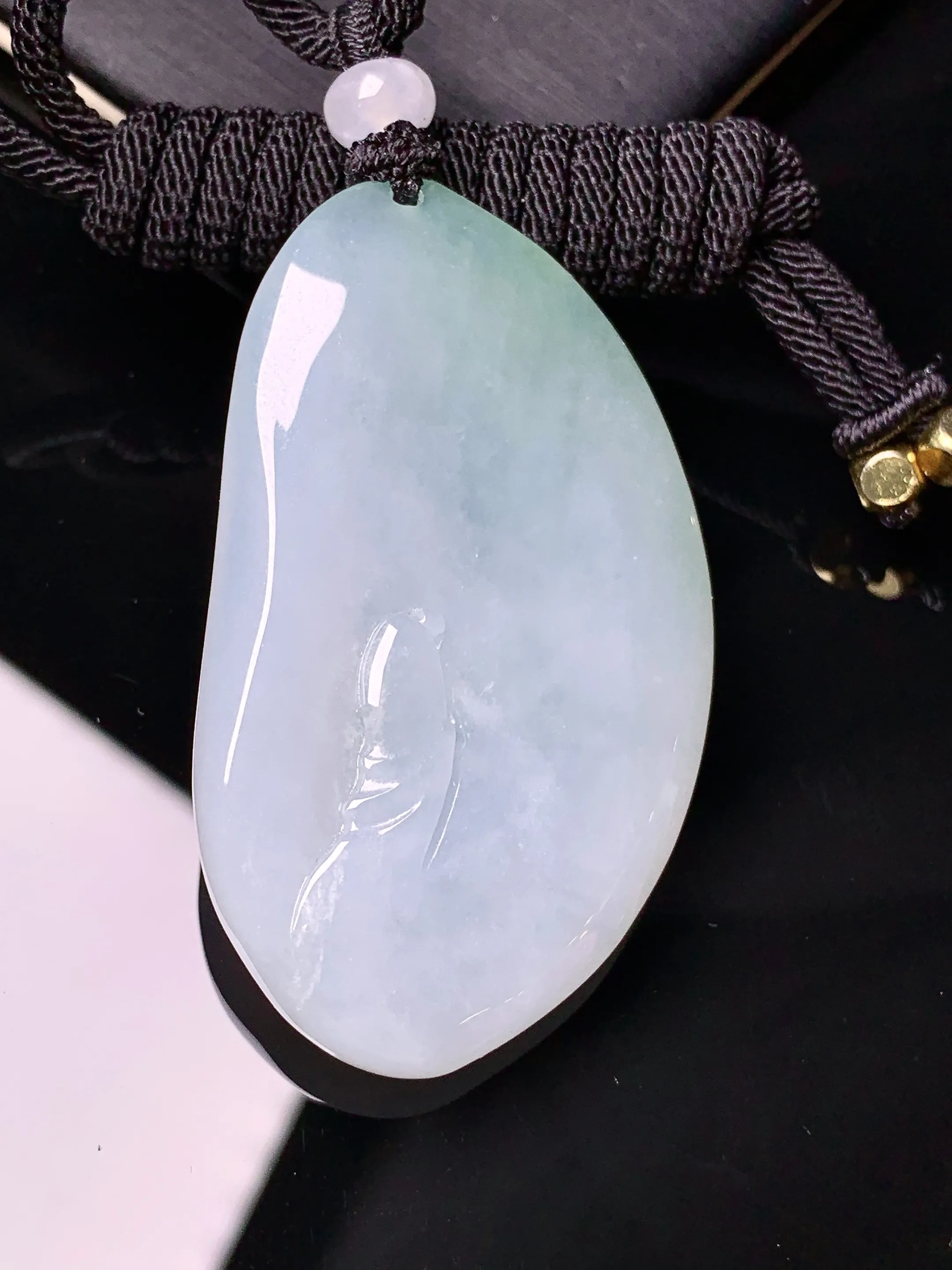 飘绿悟道牌吊坠 玉质细腻清新 水润亮眼 整体尺寸51.6*30.3*5.8