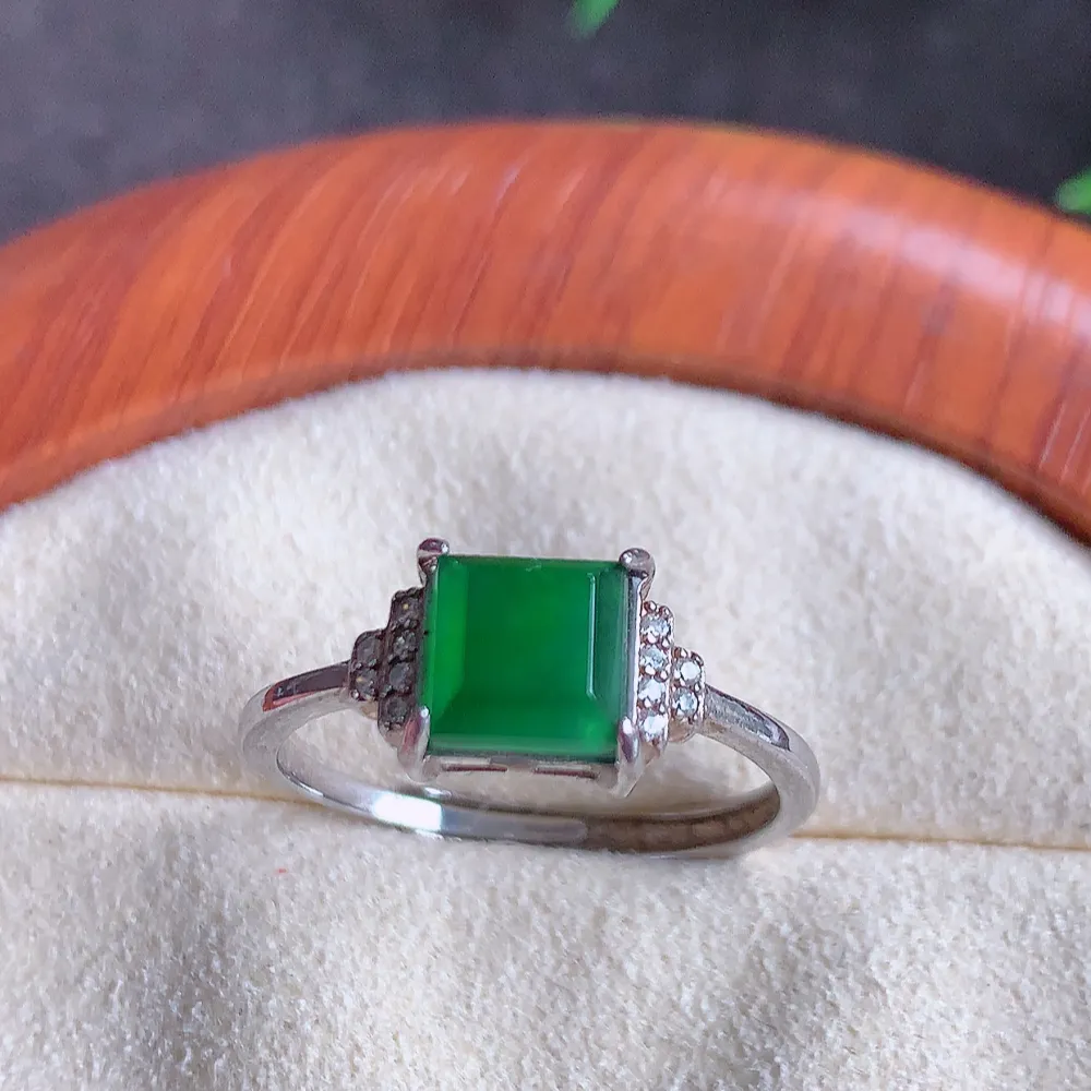 冰润满绿精美环形翡翠戒指  玉质细腻  冰清玉润  飘花灵动  颜色漂亮  W481.2 内径尺寸：18mm  裸石尺寸：6.3-6.4mm