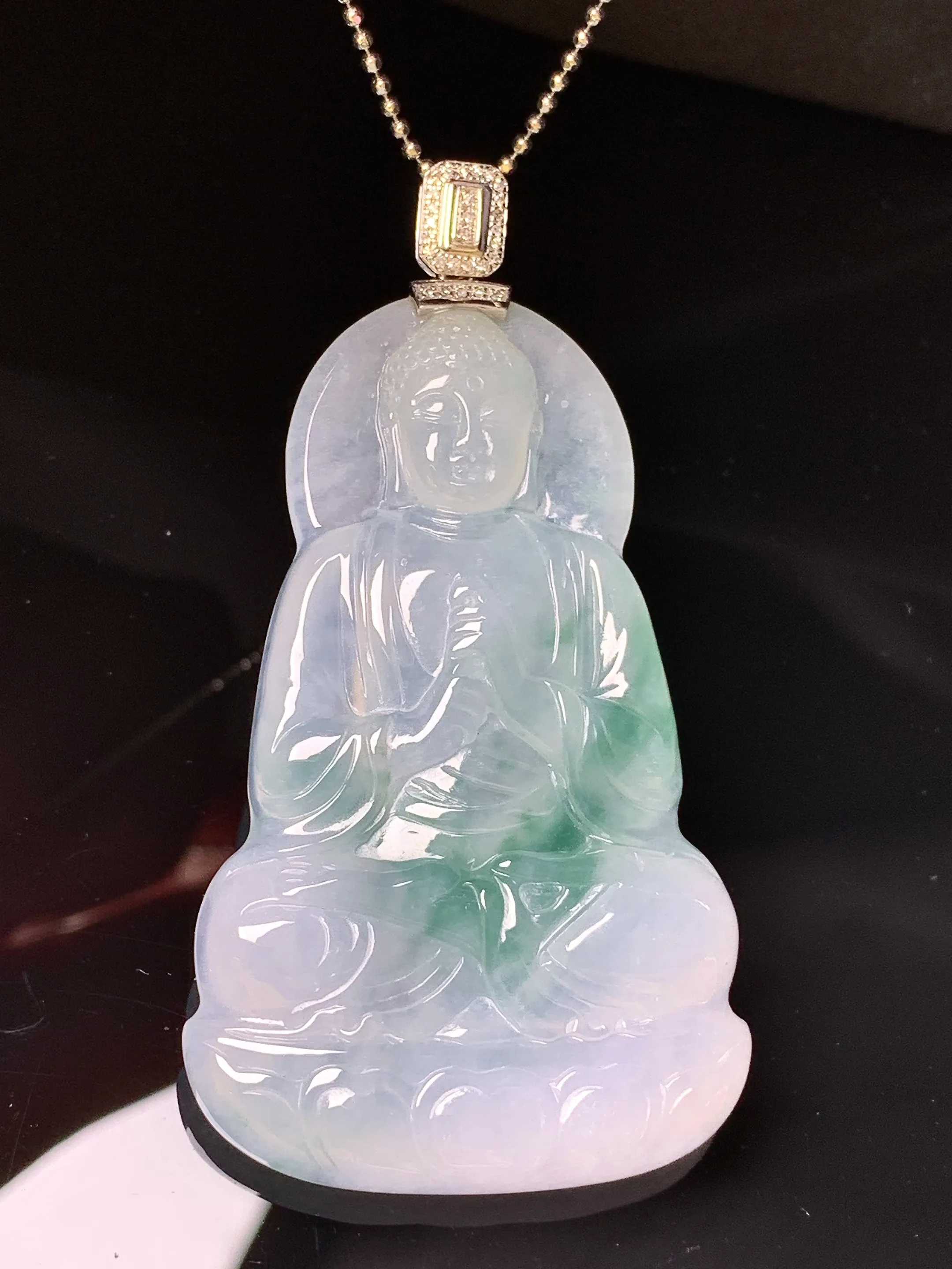 18k金钻镶嵌飘绿大日如来吊坠 玉质细腻清新 水润亮眼 整体尺寸61.2*32.6*5.5