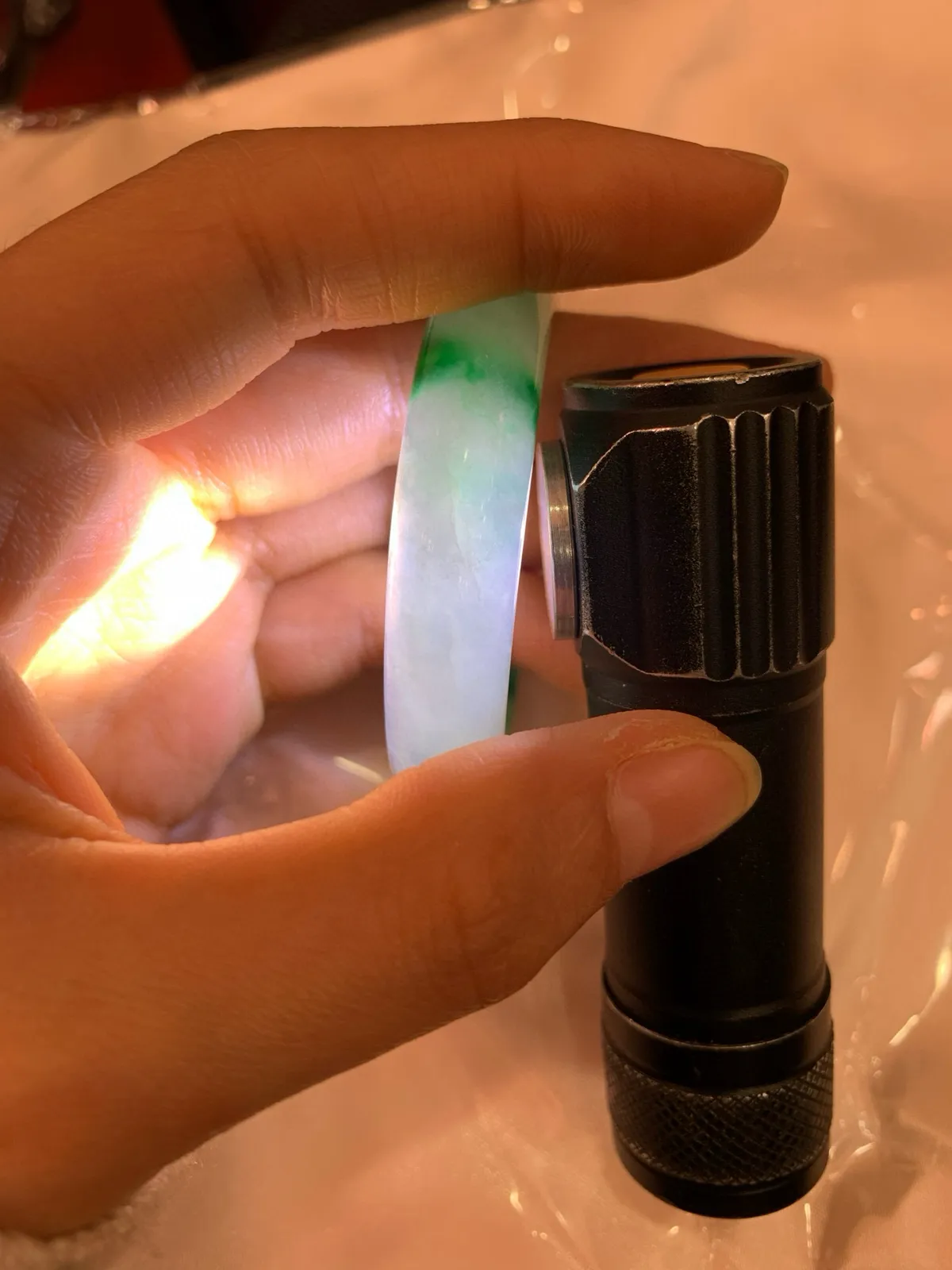 冰阳绿贵妃
52.3+44-10.7-6.3
打灯多处细根包容，底妆冰润细腻，两抹辣阳绿花两两相望，浓辣欲滴，娇艳吸睛，上手贵气迷人