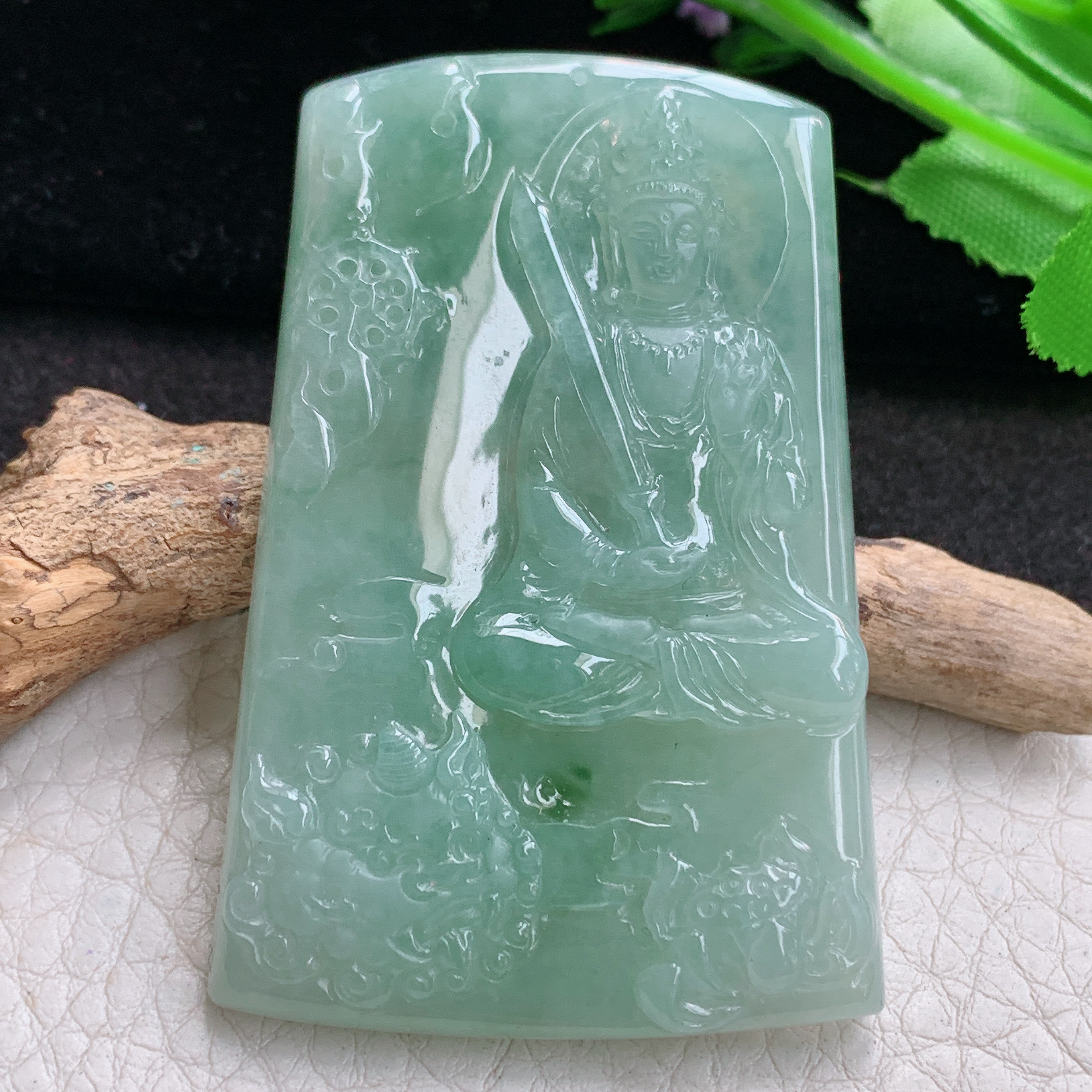 ktj自然光51.2*43.6*5.8天然缅甸翡翠冰透飘花生肖牛吊坠 本命年生肖守护神