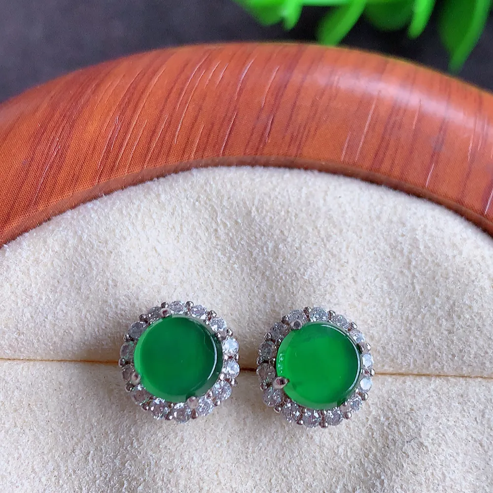 冰透满绿翡翠耳坠，自然光实拍，翠色灵动，颜色漂亮，种老水足，品相佳，佩戴佳品！W481.2  取一尺寸：10-6.8mm  裸石尺寸：7mm