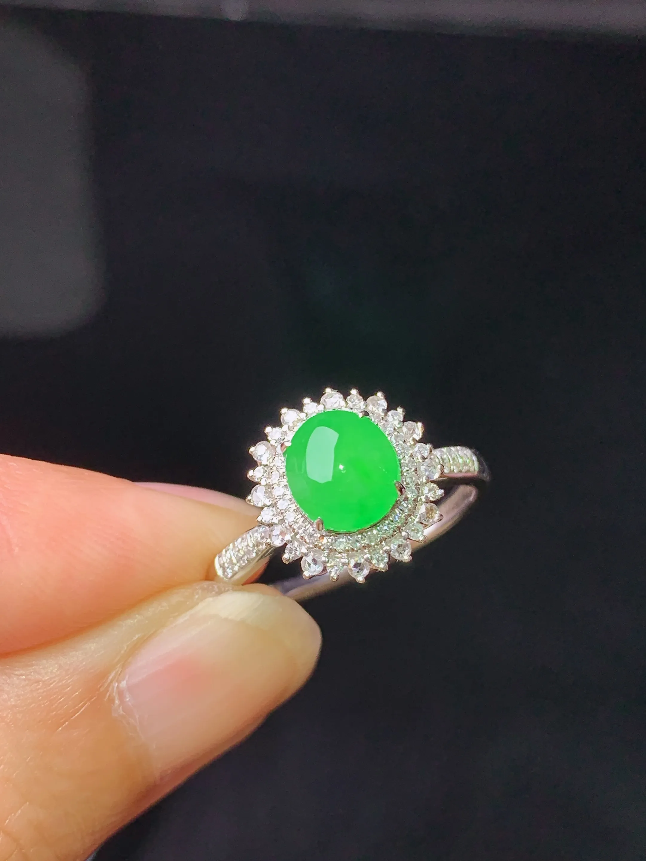 18k金钻镶嵌满绿蛋面戒指 玉质细腻清新 水润亮眼 圈口13.5 整体尺寸11.8*11.3*8