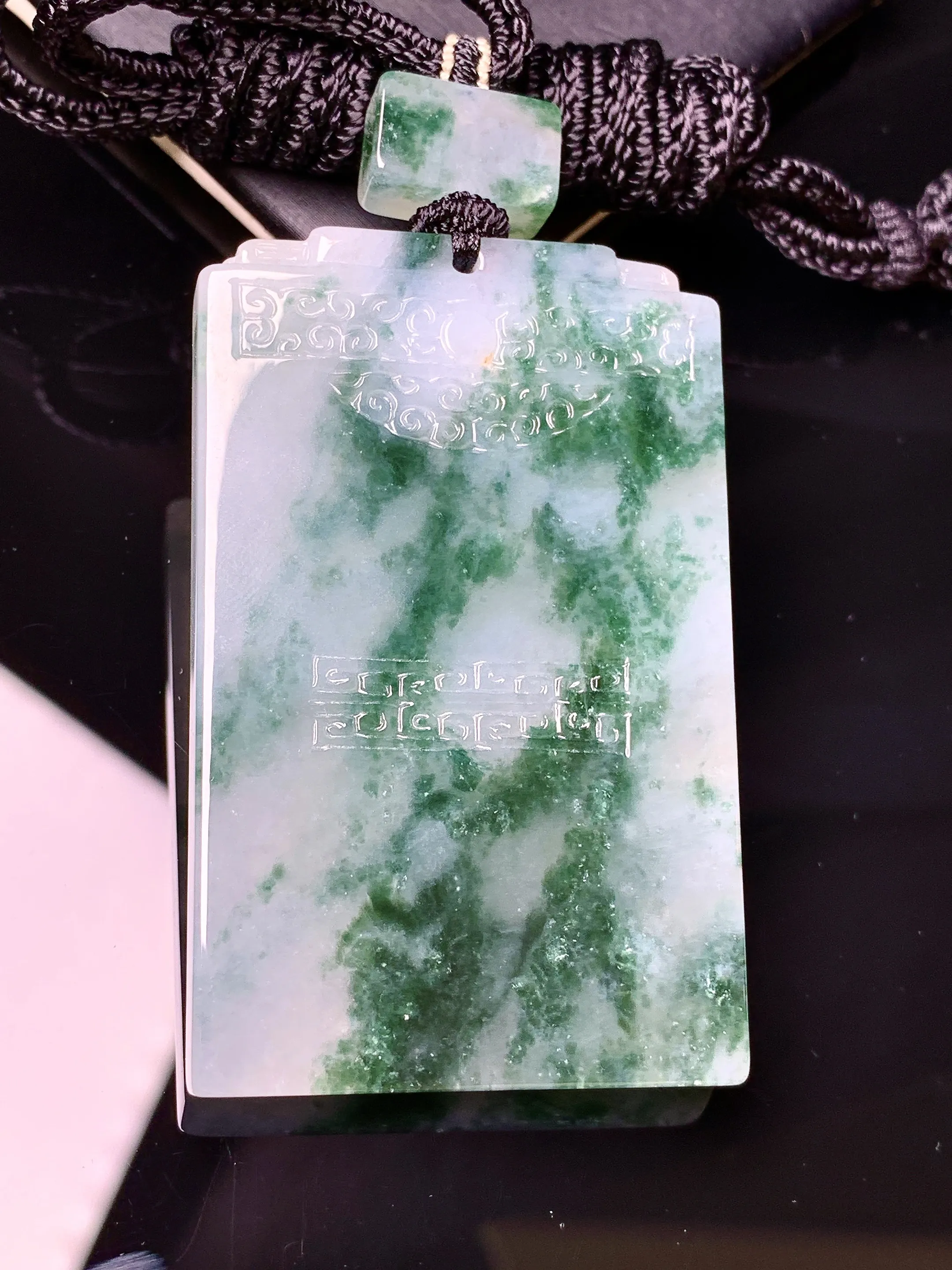 飘绿无事牌吊坠 玉质细腻清新 水润亮眼 整体尺寸55.3*34.3*6.3