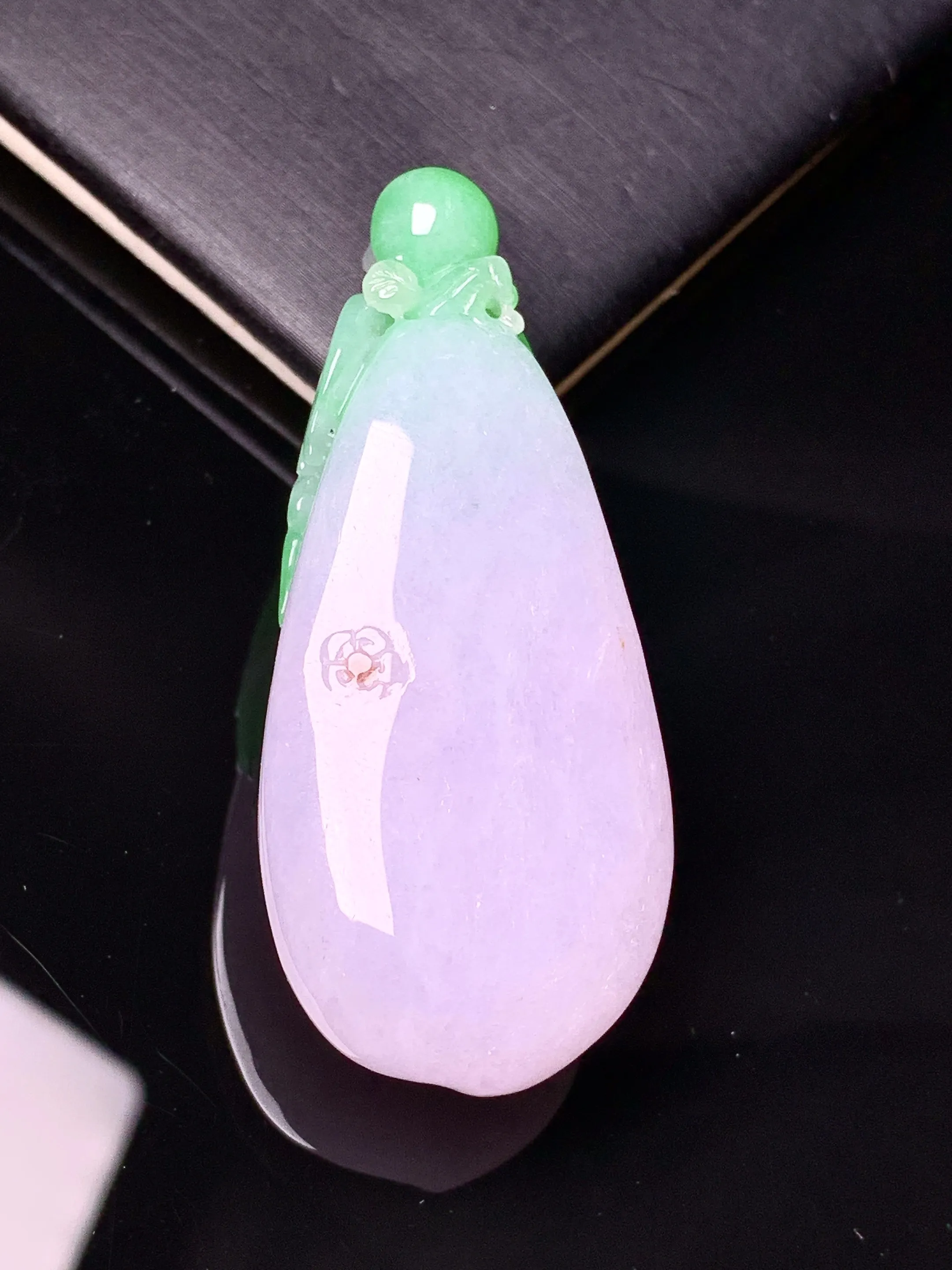 飘绿呱呱来财吊坠 玉质细腻清新 水润亮眼 整体尺寸50.8*21.6*13.5