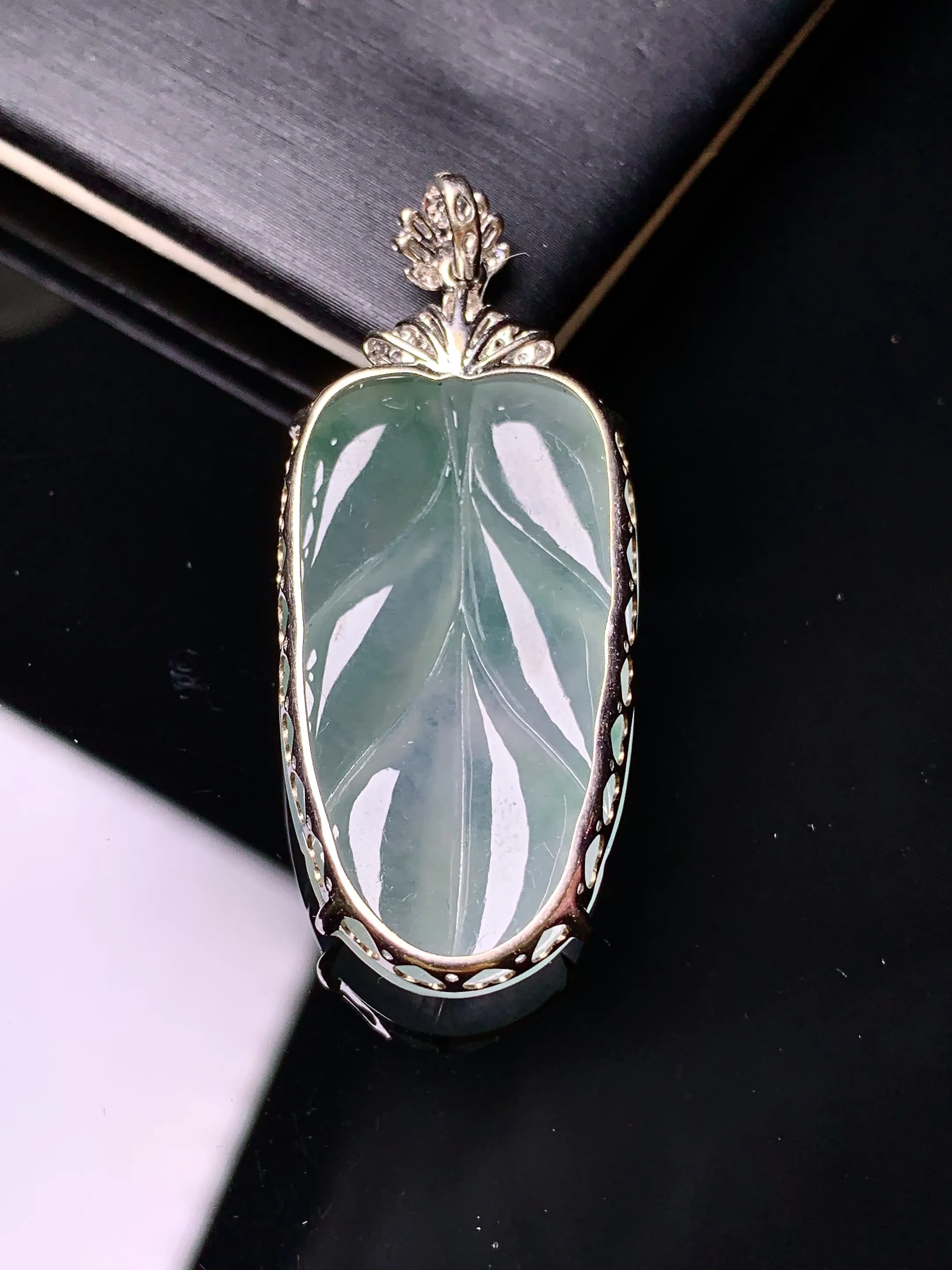 18k金钻镶嵌冰种树叶吊坠 玉质细腻清新 水润亮眼 整体尺寸41*17.5*7