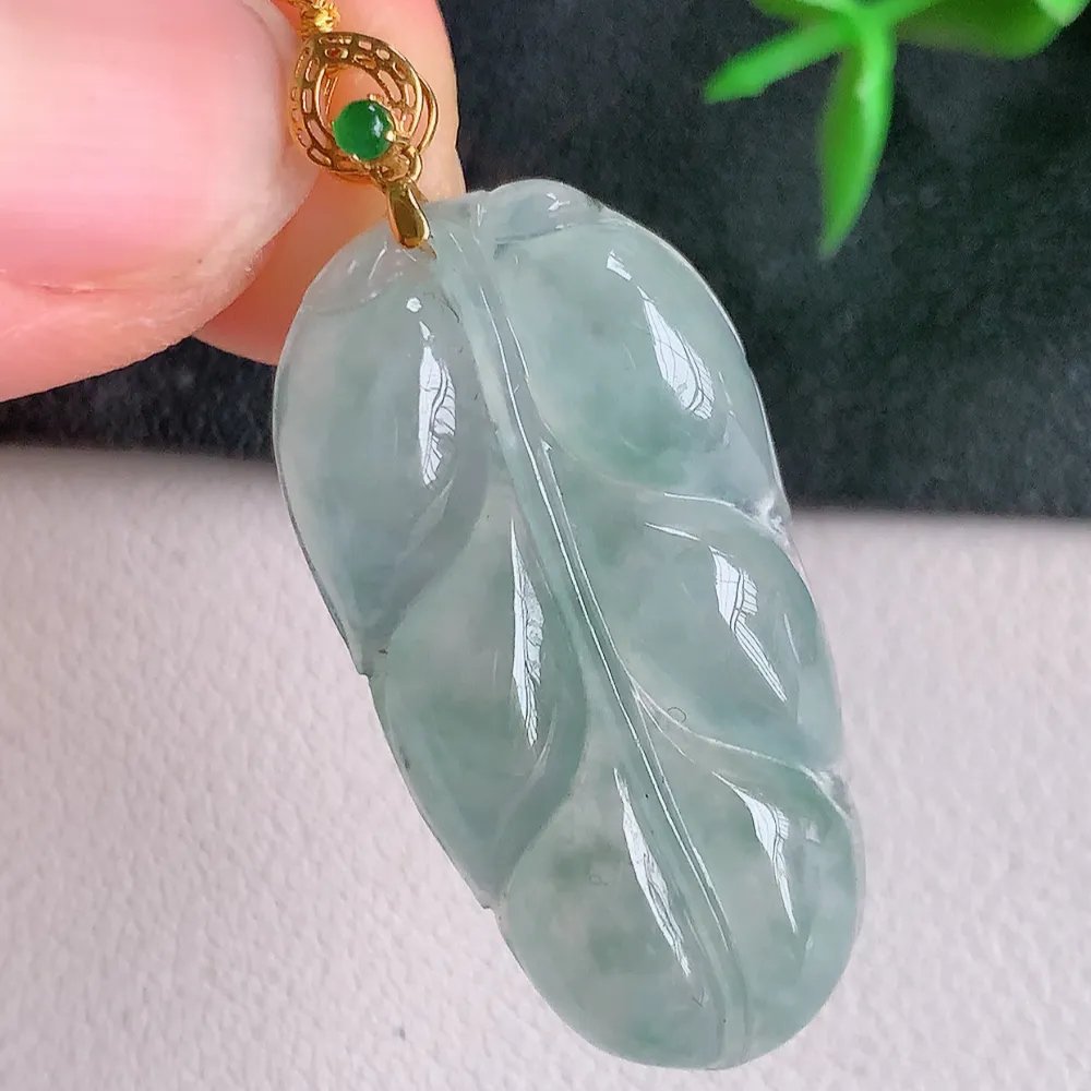 18k金扣冰润金枝玉叶翡翠吊坠  老种起胶感  寓意“金枝玉叶，大业有成，一夜成名”  饱满大气，水润通透。W400.2   尺寸：32.5-16.8-5.6mm