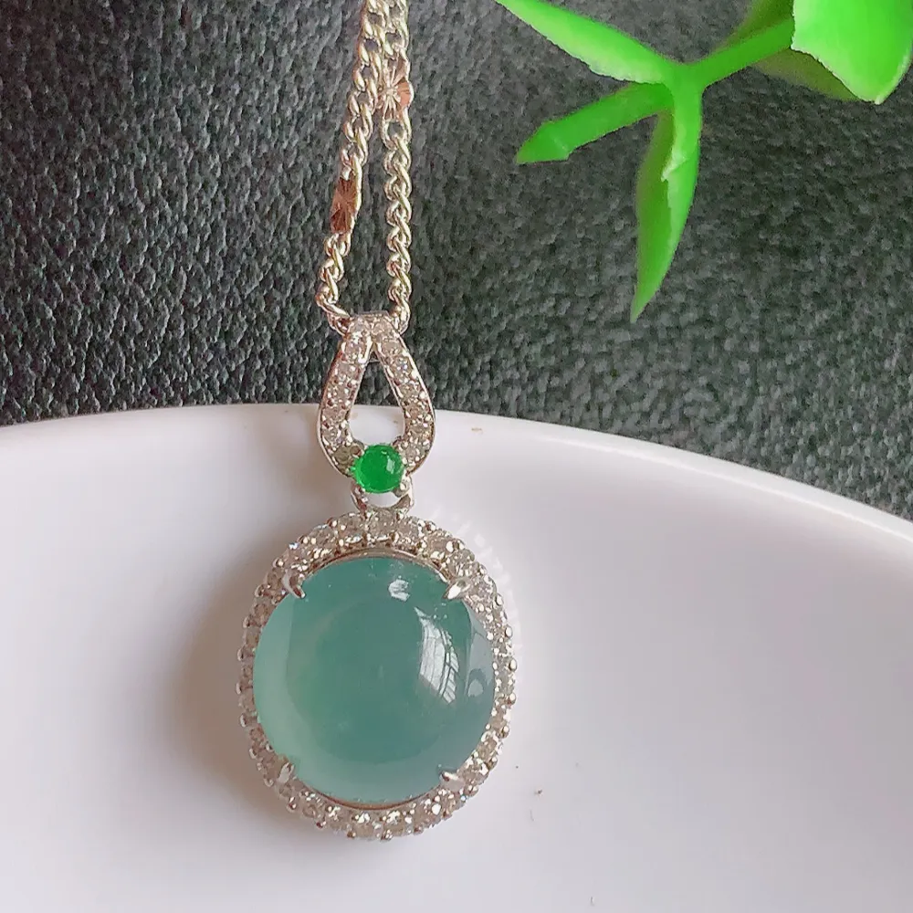 冰润晴水蛋面吊坠  玉质细润，翠绿色  沁人心脾 ，高档大气，镶嵌效果倍增，W815.2  整体尺寸：22-11.8-7.2mm  裸石尺寸：10mm