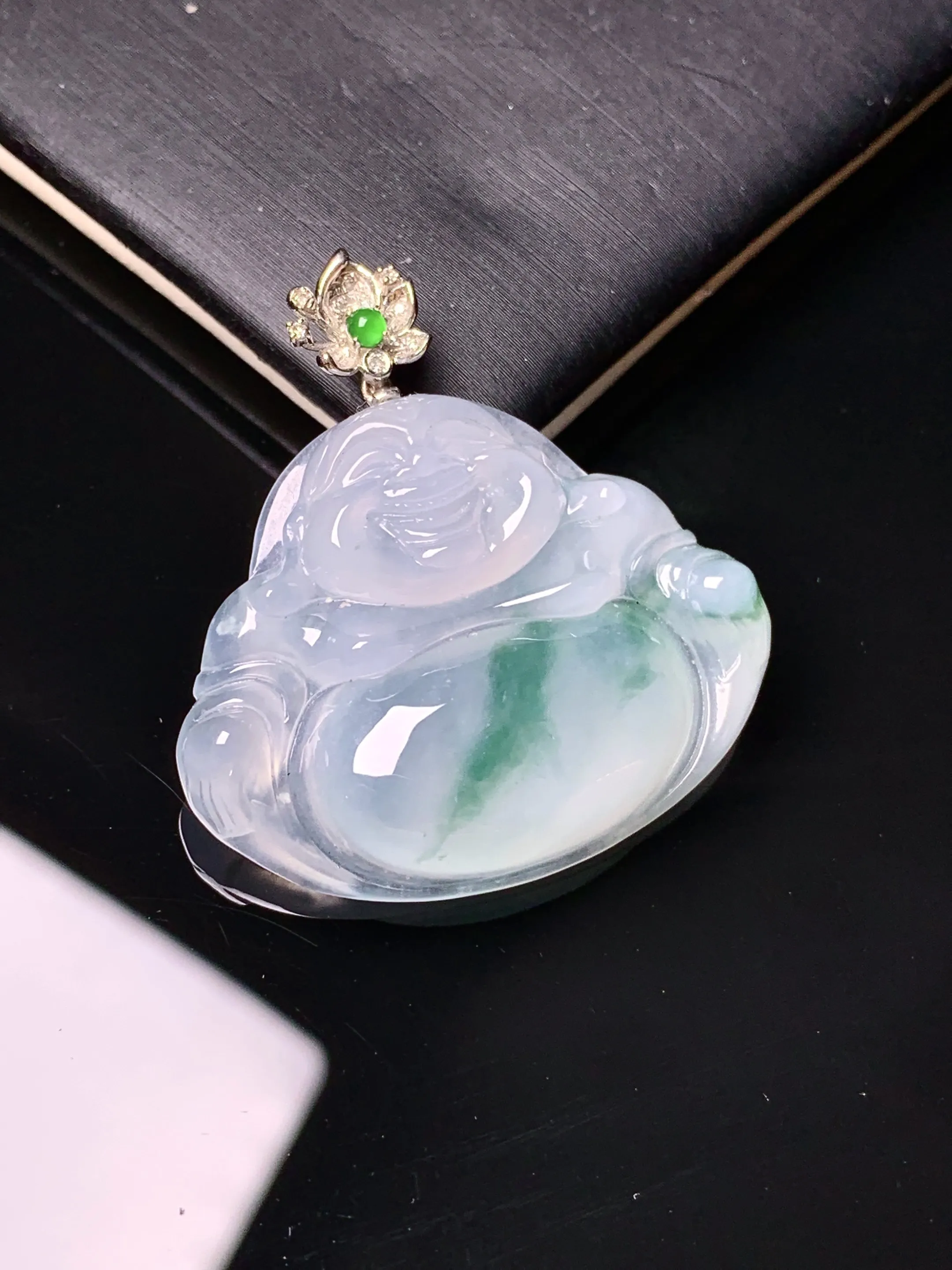 18k金钻镶嵌飘绿佛公吊坠 玉质细腻清新 水润亮眼 整体尺寸35.3*33.5*6.5