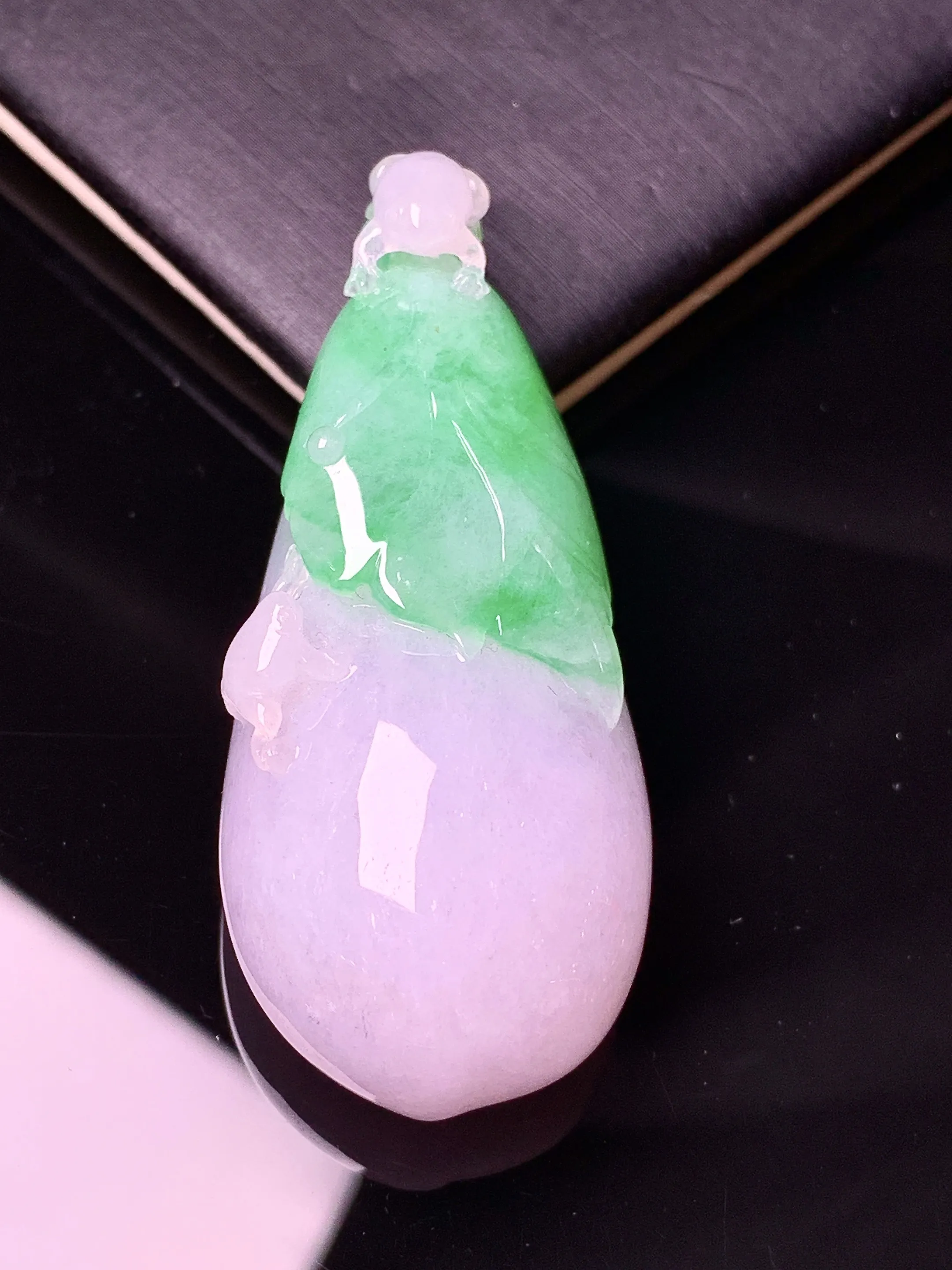 飘绿呱呱来财吊坠 玉质细腻清新 水润亮眼 整体尺寸50.8*21.6*13.5