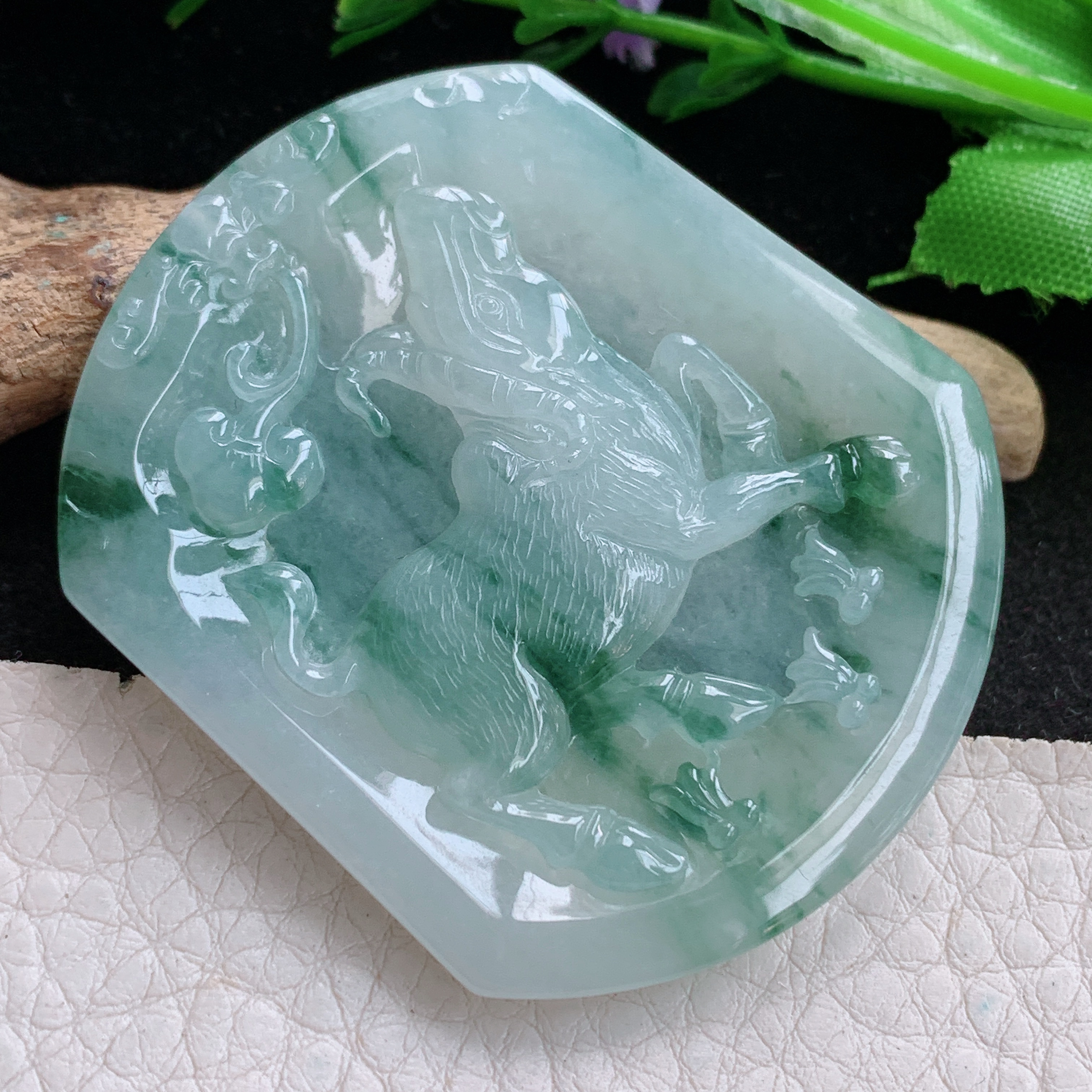 ktj自然光51.2*43.6*5.8天然缅甸翡翠冰透飘花生肖牛吊坠 本命年生肖守护神