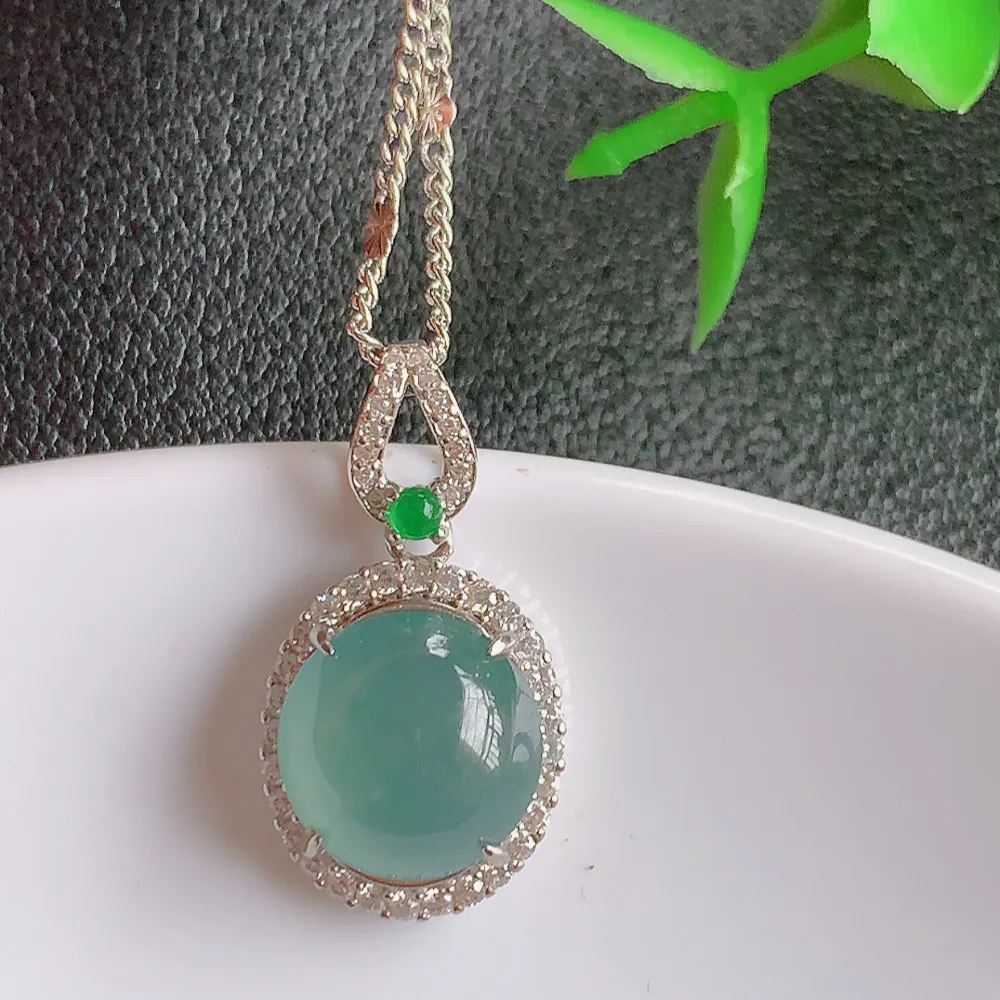 冰润晴水蛋面吊坠  玉质细润，翠绿色  沁人心脾 ，高档大气，镶嵌效果倍增，W815.2  整体尺寸：22-11.8-7.2mm  裸石尺寸：10mm