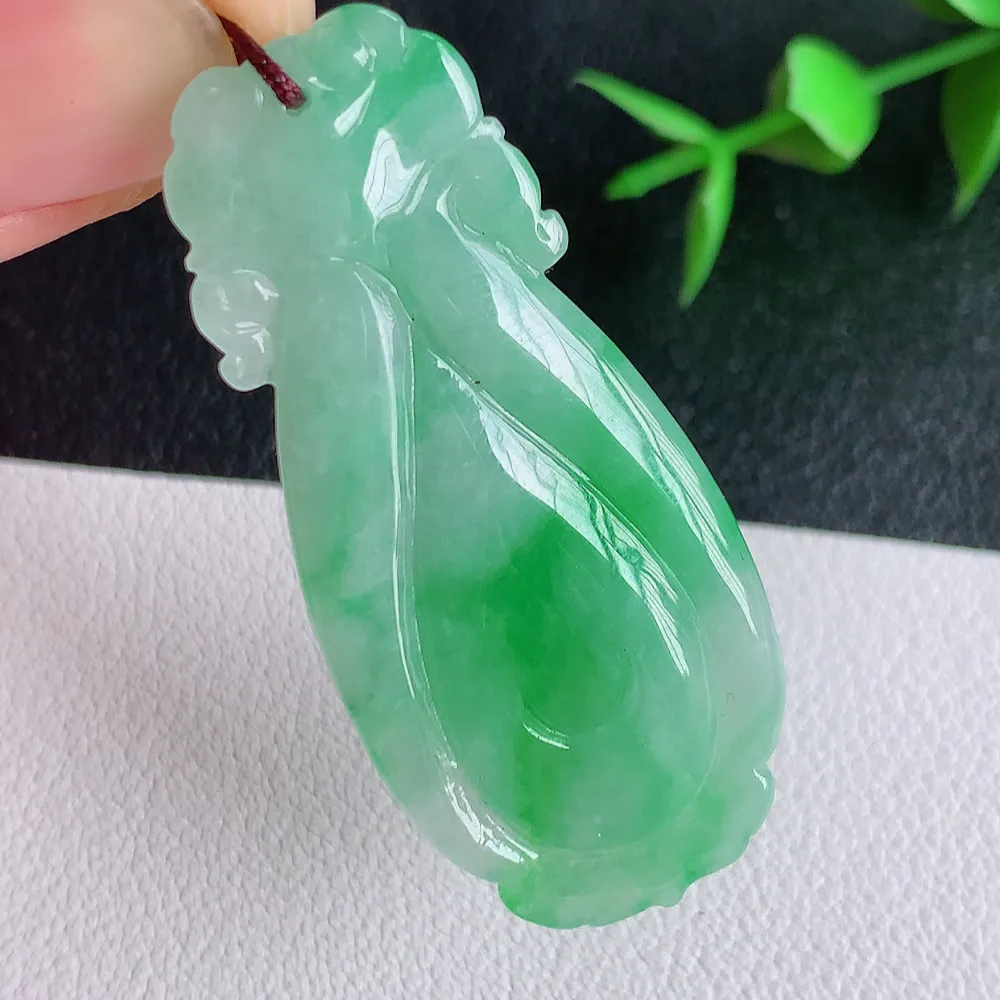 冰润飘绿福贝翡翠吊坠，寓意“辈辈有福，财源广进”水足莹润。通体清新通透，佩戴效果优雅迷人，W140.2  尺寸：46.8-21-4.1mm