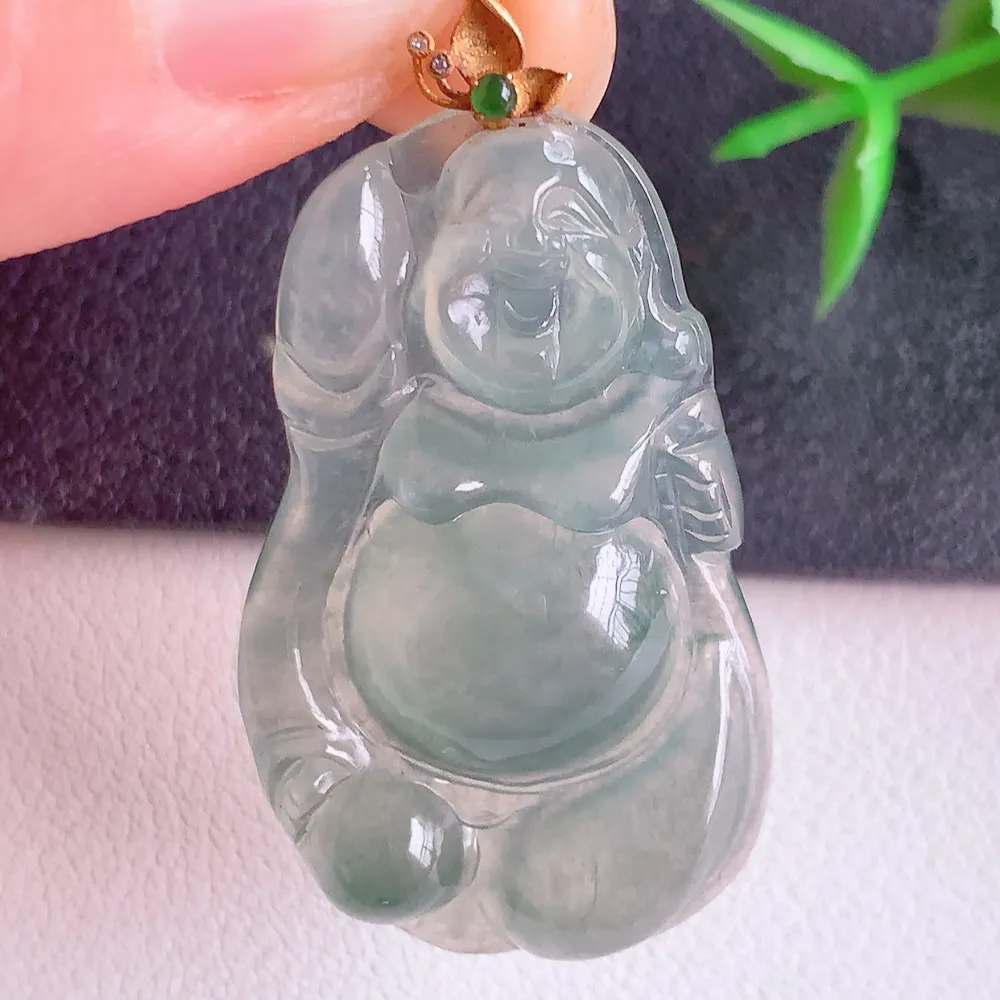 18k金扣冰润布袋佛挂件 玉质细腻  精雕弥勒佛，笑佛福耳垂肩，面相喜庆，开怀大笑，憨态可掬。惟妙惟肖，寓意福禄双全，吉祥美满，笑口常开 W400.2  尺寸：34.8-21-5.8mm
