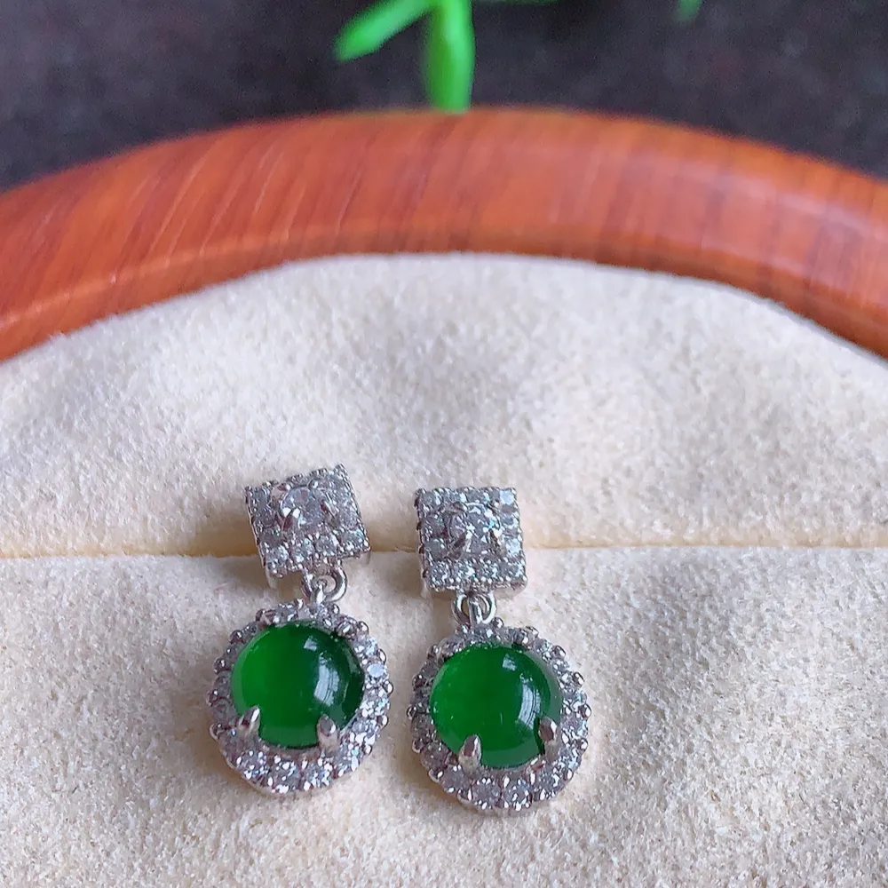 冰透满绿翡翠耳坠，自然光实拍，翠色灵动，颜色漂亮，种老水足，品相佳，佩戴佳品！W815.2  取一尺