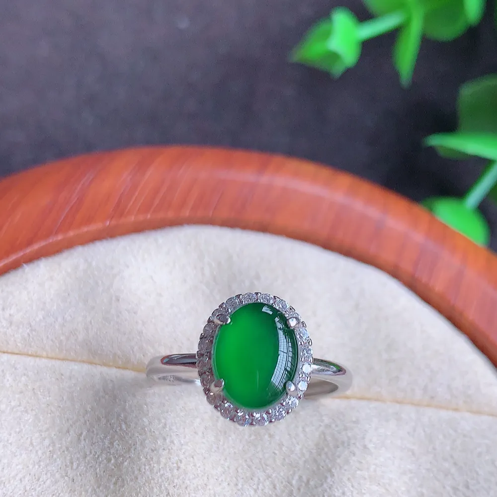 冰润满绿精美环形翡翠戒指  玉质细腻  冰清玉润  飘花灵动  颜色漂亮  W481.2 内径尺寸：17.5mm  裸石尺寸：8.8-6.8mm