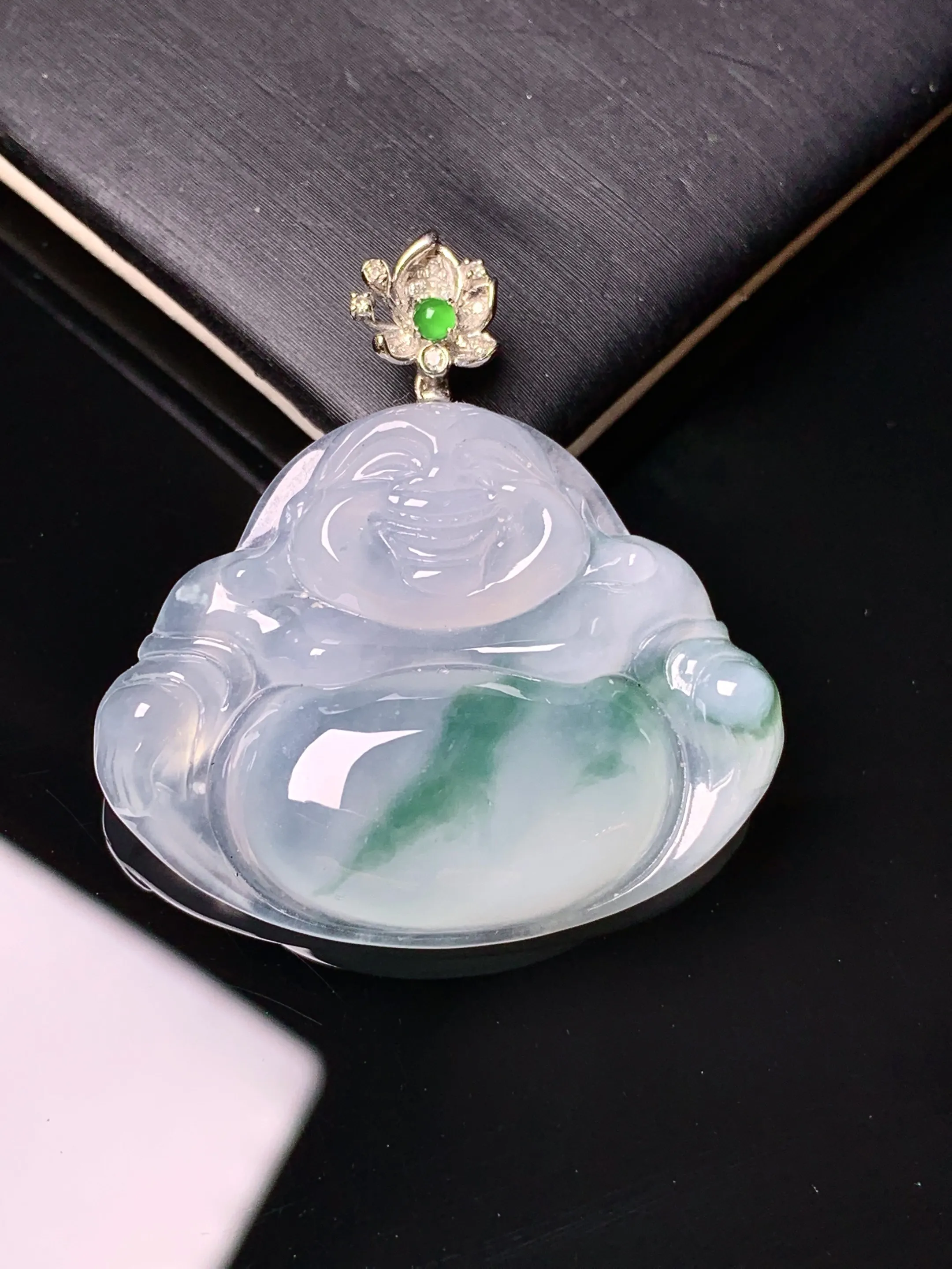 18k金钻镶嵌飘绿佛公吊坠 玉质细腻清新 水润亮眼 整体尺寸35.3*33.5*6.5