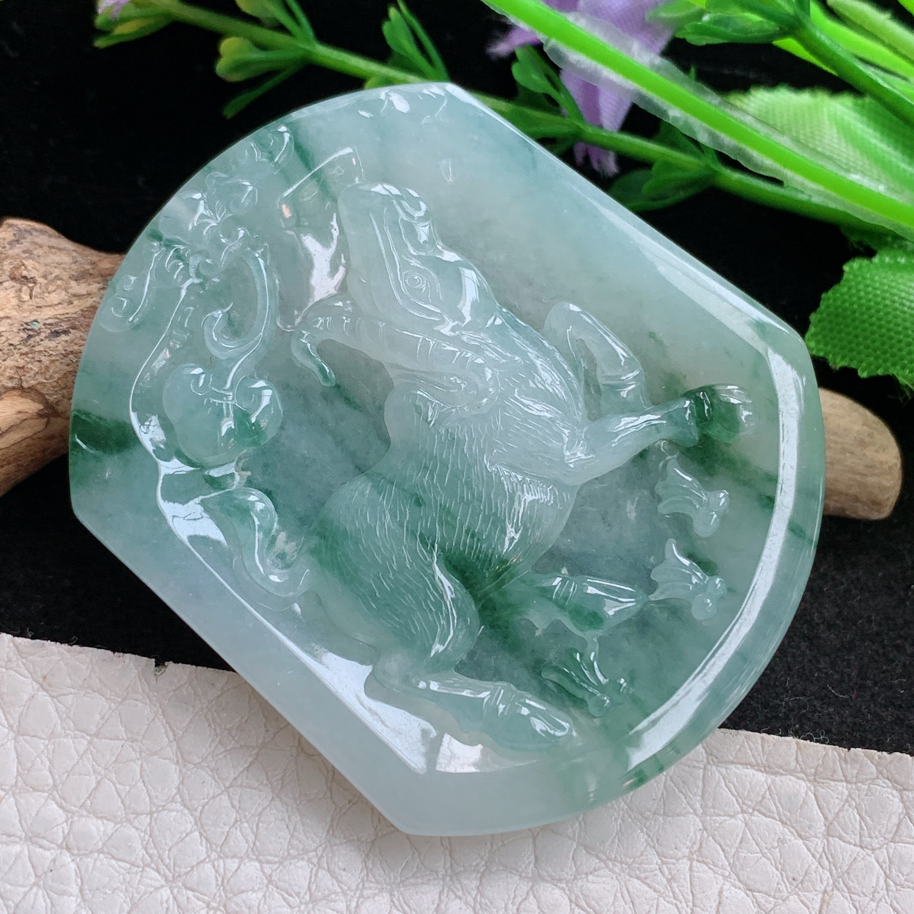 ktj自然光51.2*43.6*5.8天然缅甸翡翠冰透飘花生肖牛吊坠 本命年生肖守护神