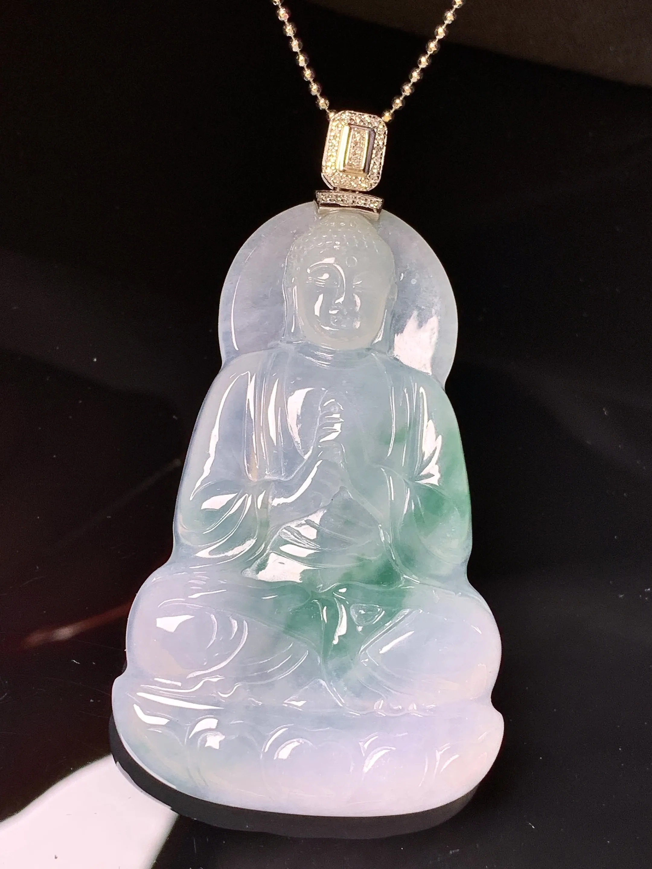 18k金钻镶嵌飘绿大日如来吊坠 玉质细腻清新 水润亮眼 整体尺寸61.2*32.6*5.5