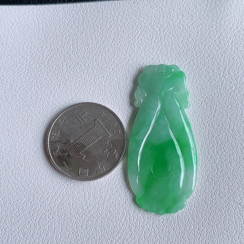 冰润飘绿福贝翡翠吊坠，寓意“辈辈有福，财源广进”水足莹润。通体清新通透，佩戴效果优雅迷人，W140.2  尺寸：46.8-21-4.1mm