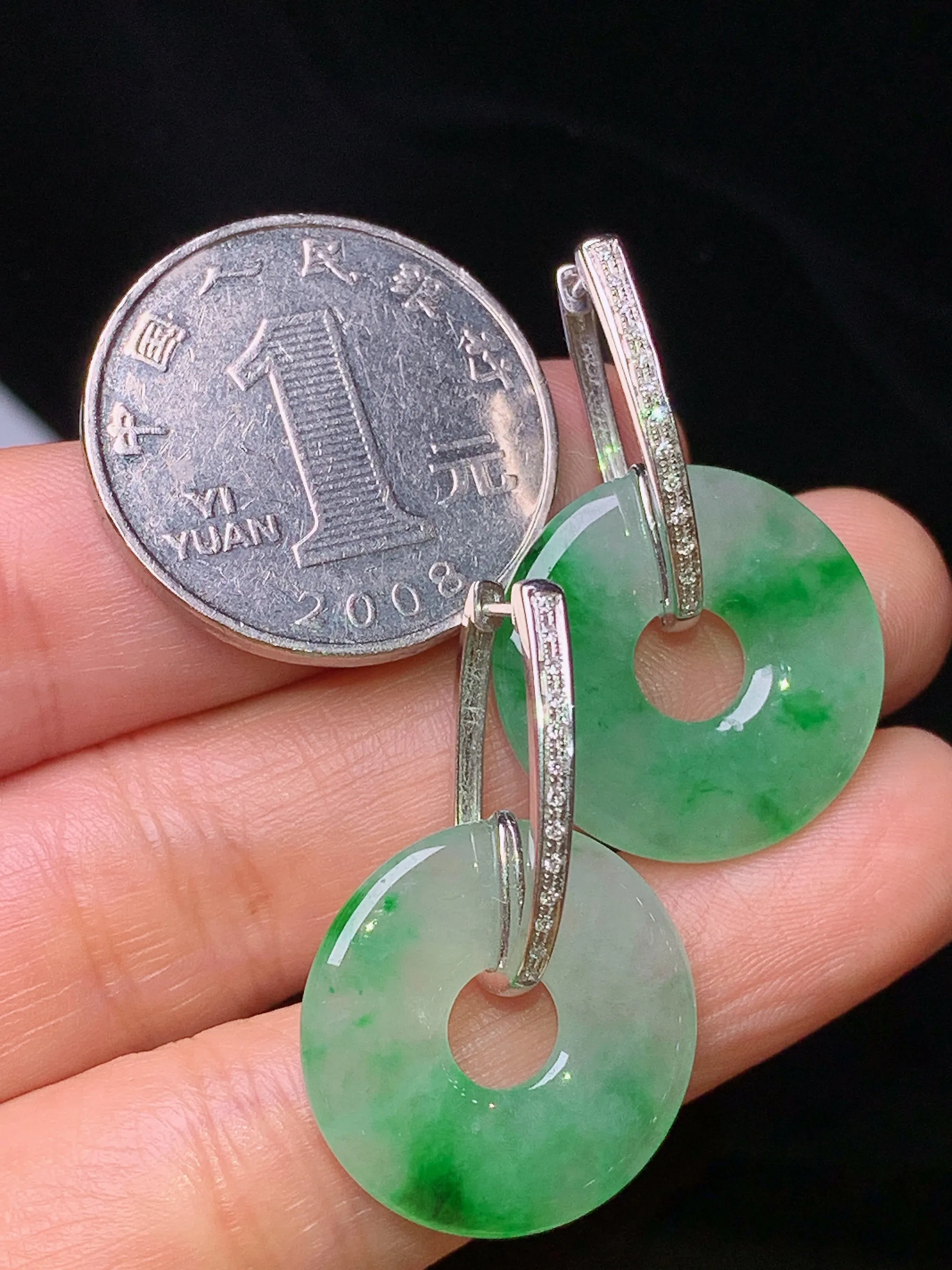 18k金钻镶嵌飘绿平安环耳坠 玉质细腻清新 水润亮眼 整体尺寸32.3*20.5*3.2