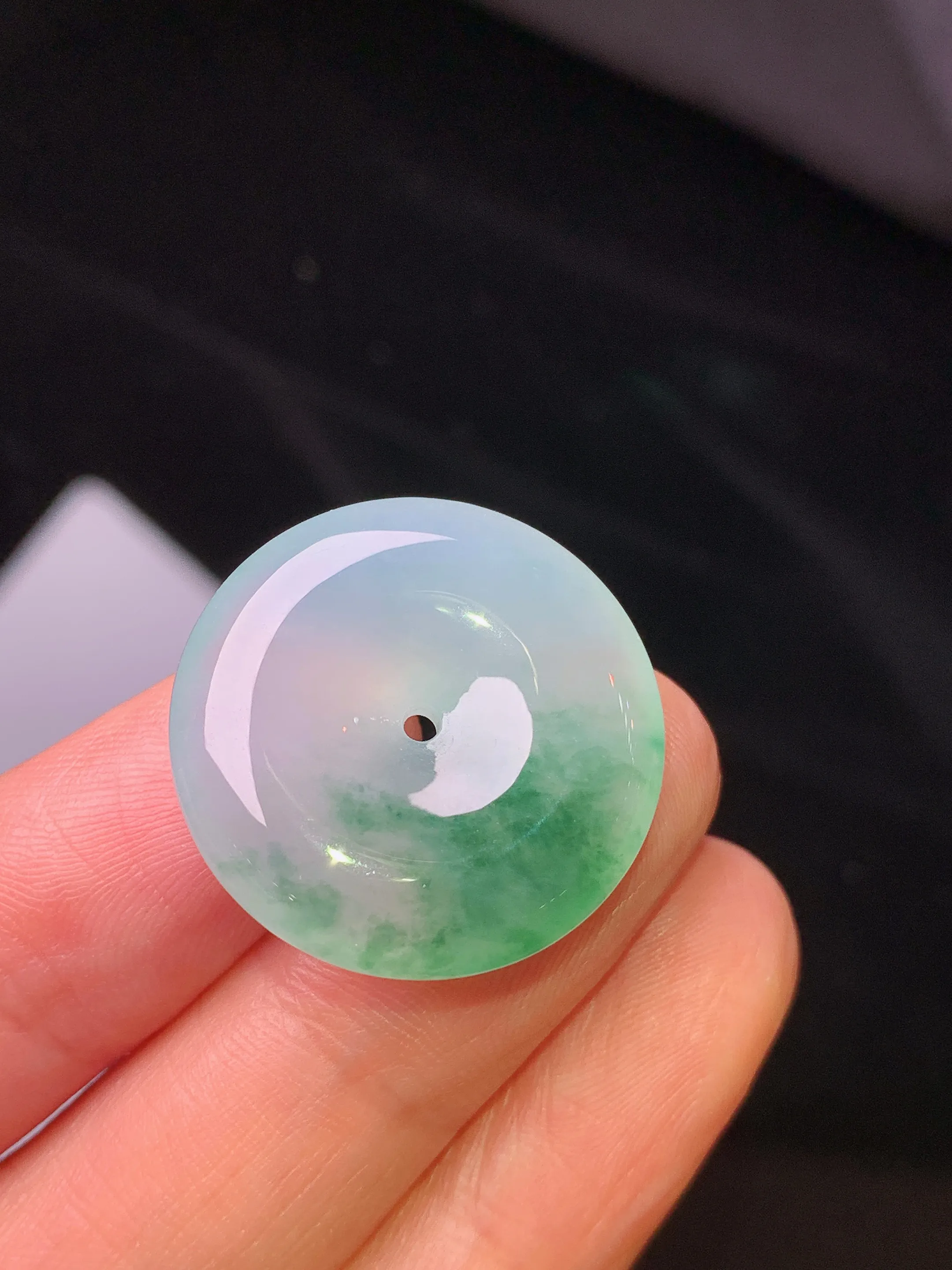 冰种飘绿平安扣吊坠 玉质细腻清新 水润亮眼 整体尺寸23.3*5.7