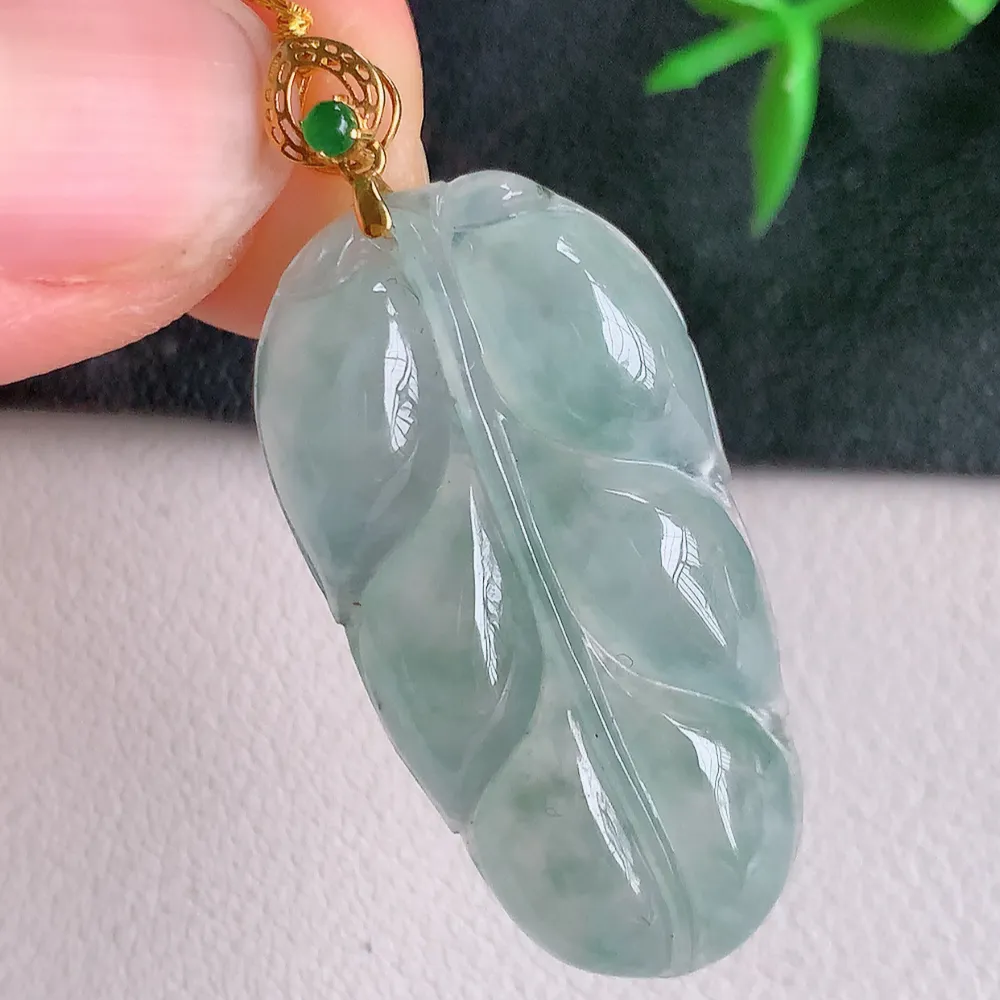 18k金扣冰润金枝玉叶翡翠吊坠  老种起胶感  寓意“金枝玉叶，大业有成，一夜成名”  饱满大气，水润通透。W400.2   尺寸：32.5-16.8-5.6mm