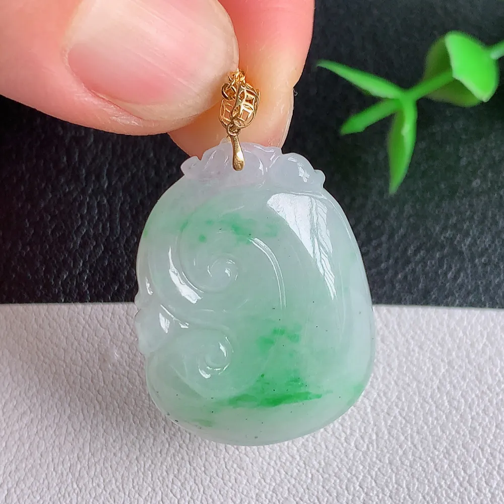18k金扣冰润飘绿吉祥如意翡翠吊坠  寓意“万事如意，吉祥如意,福寿绵长 心想事成”饱满大气，通透水